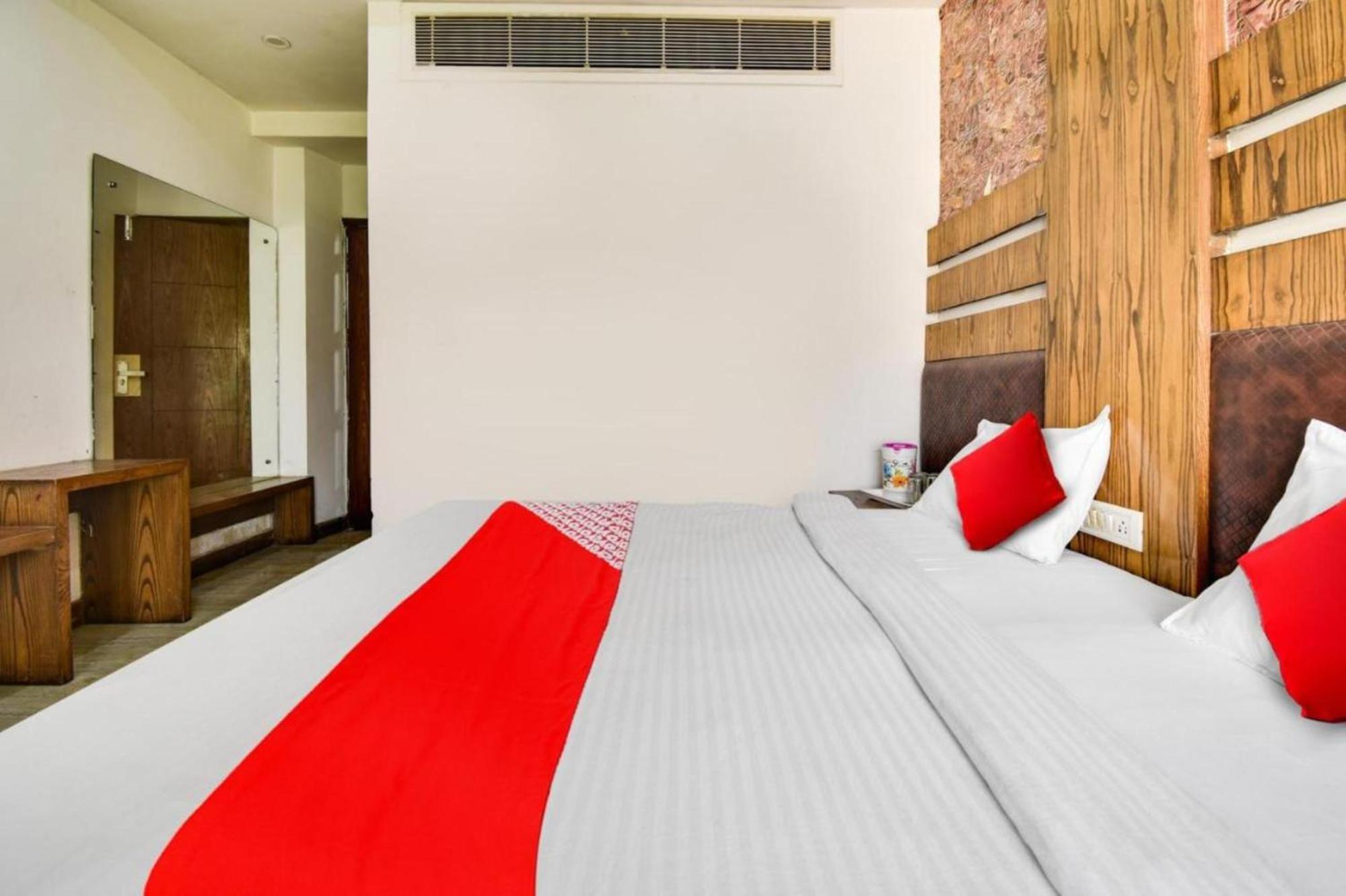 Ambience -5 Mints Walk From Railway Station Hotel