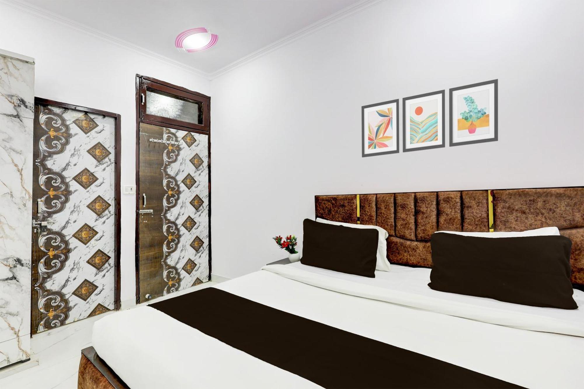 Hotel The Arrow Near Paschim Vihar 3*