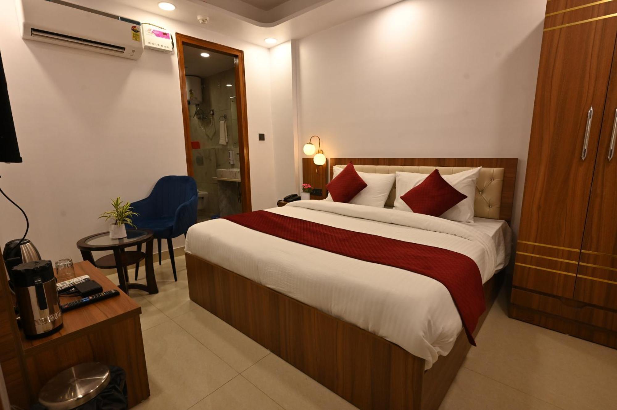 Down Town Paschim Vihar Hotel 3*
