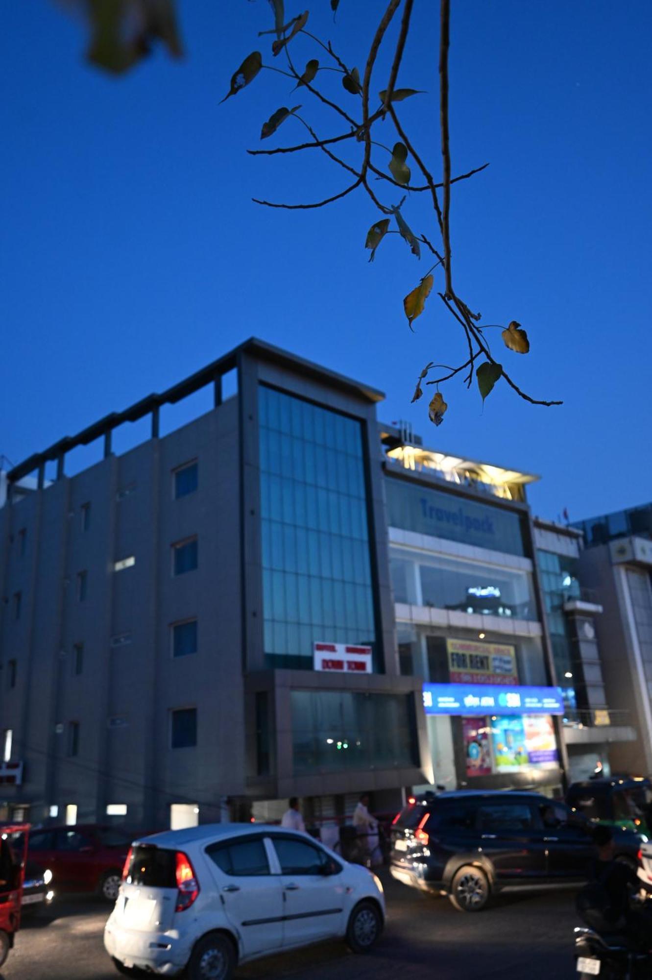 Down Town Paschim Vihar Hotel 3*