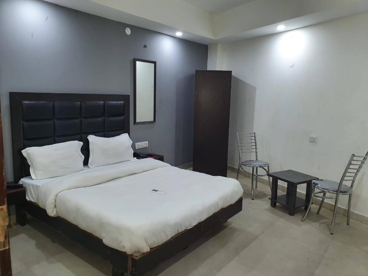 Stay' Couple Friendly New Delhi