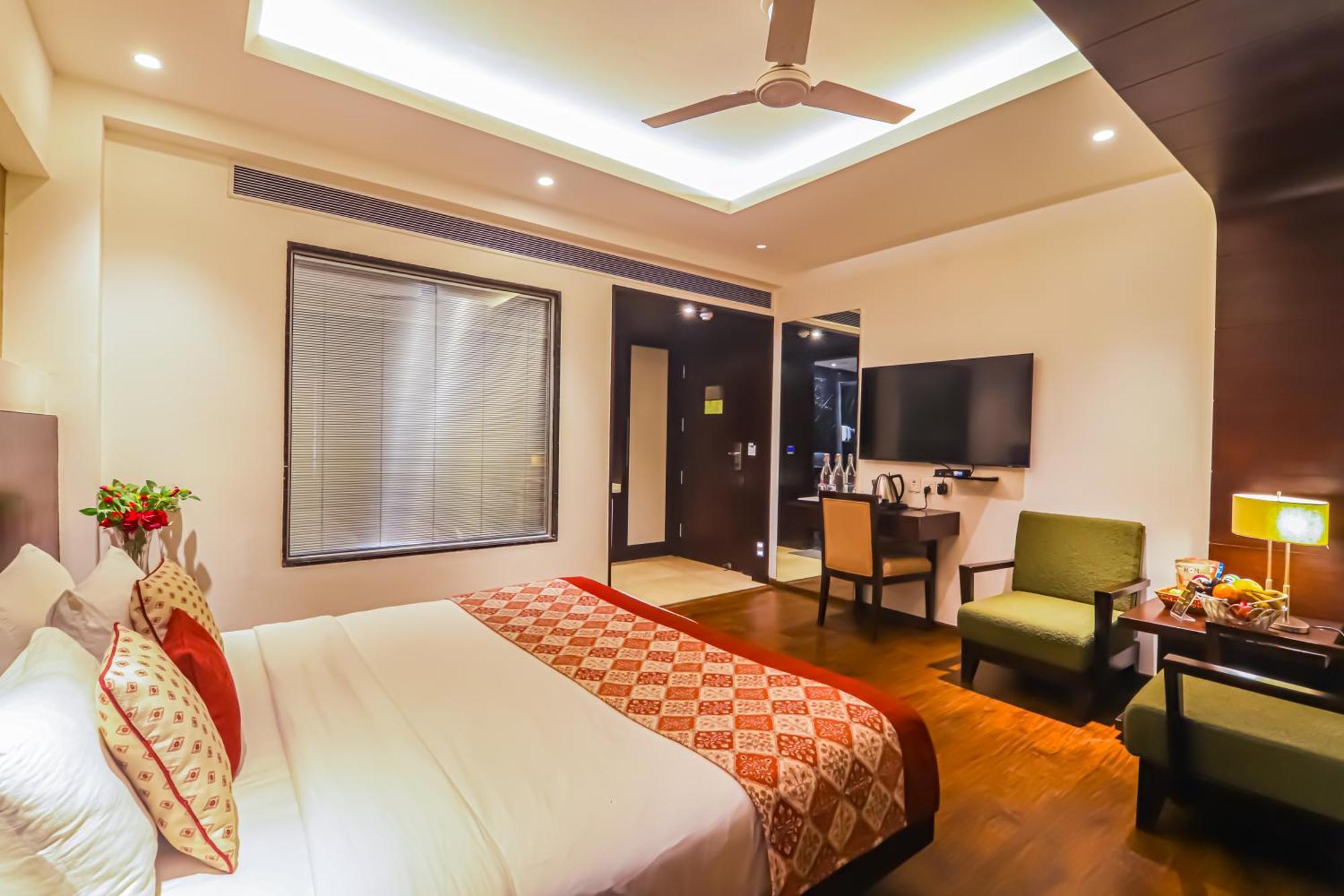 Hotel Godwin Deluxe -free Airport Pickup -traveller's Choice Award Winner 2025