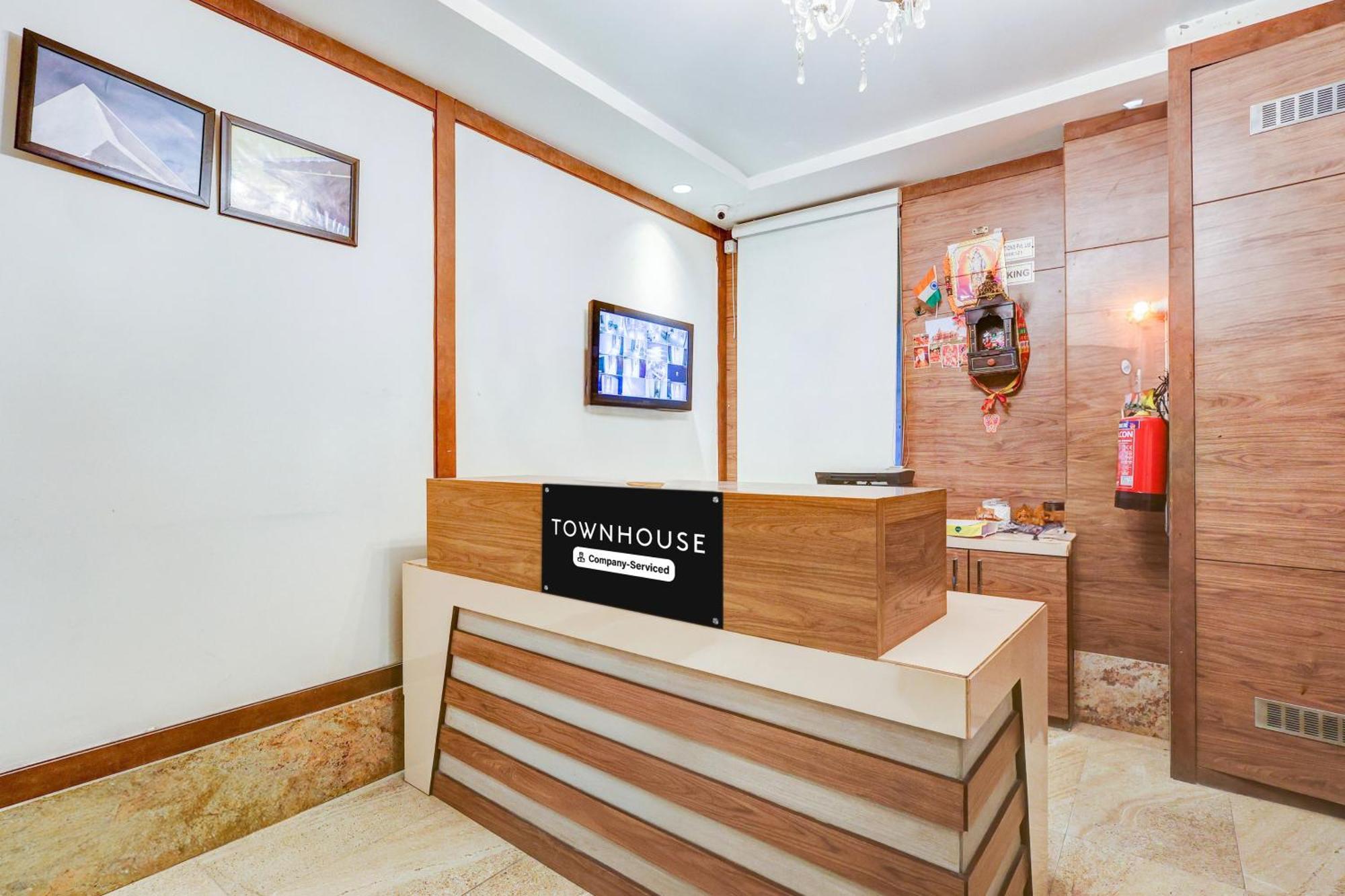 Super Townhouse Chhatarpur Near Metro Park Hotel