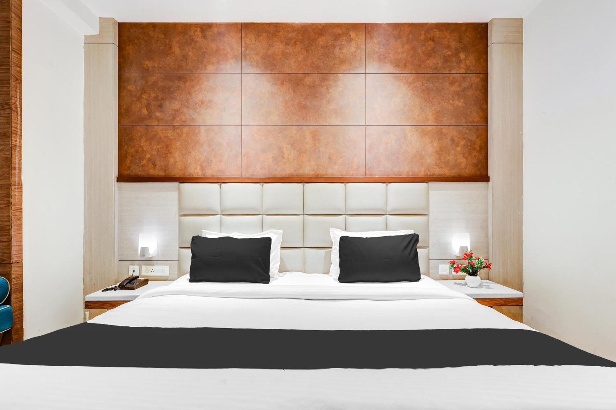Super Townhouse Chhatarpur Near Metro Park 4*