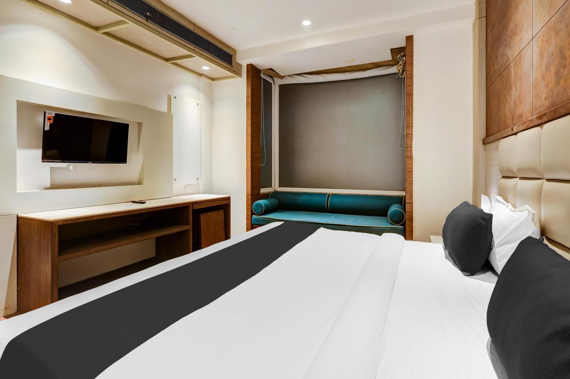 Super Townhouse Chhatarpur Near Metro Park 4* New Delhi