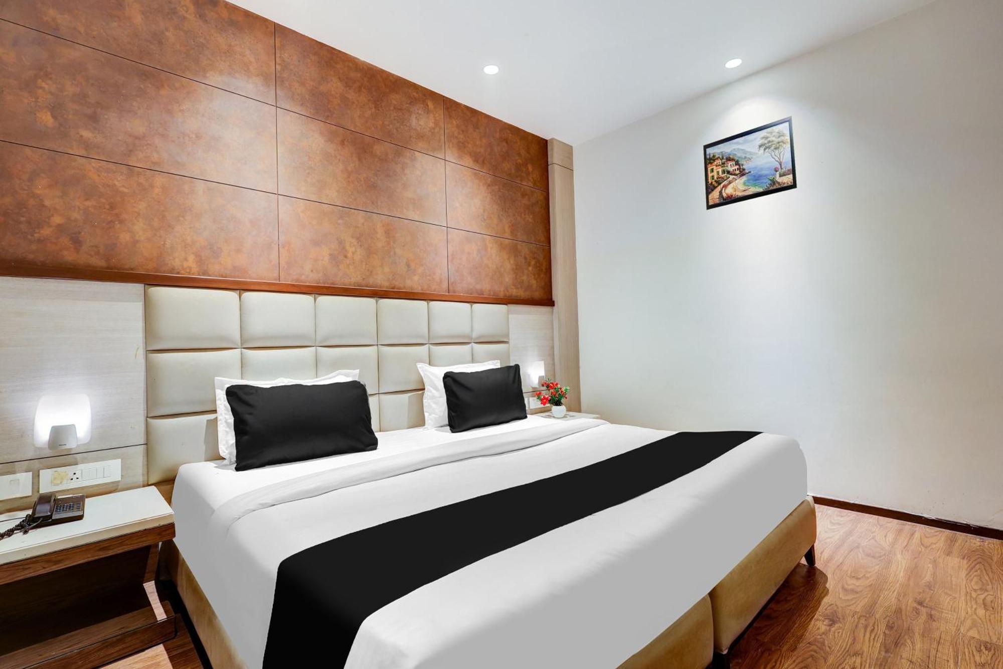 Hotel Super Townhouse Chhatarpur Near Metro Park