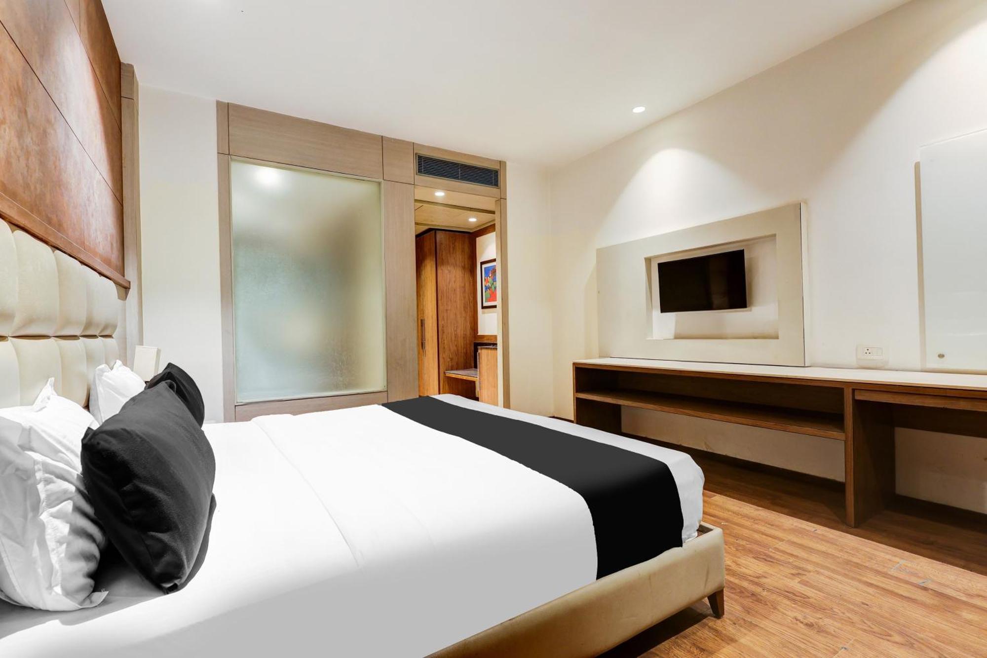 Super Townhouse Chhatarpur Near Metro Park Hotel 4*
