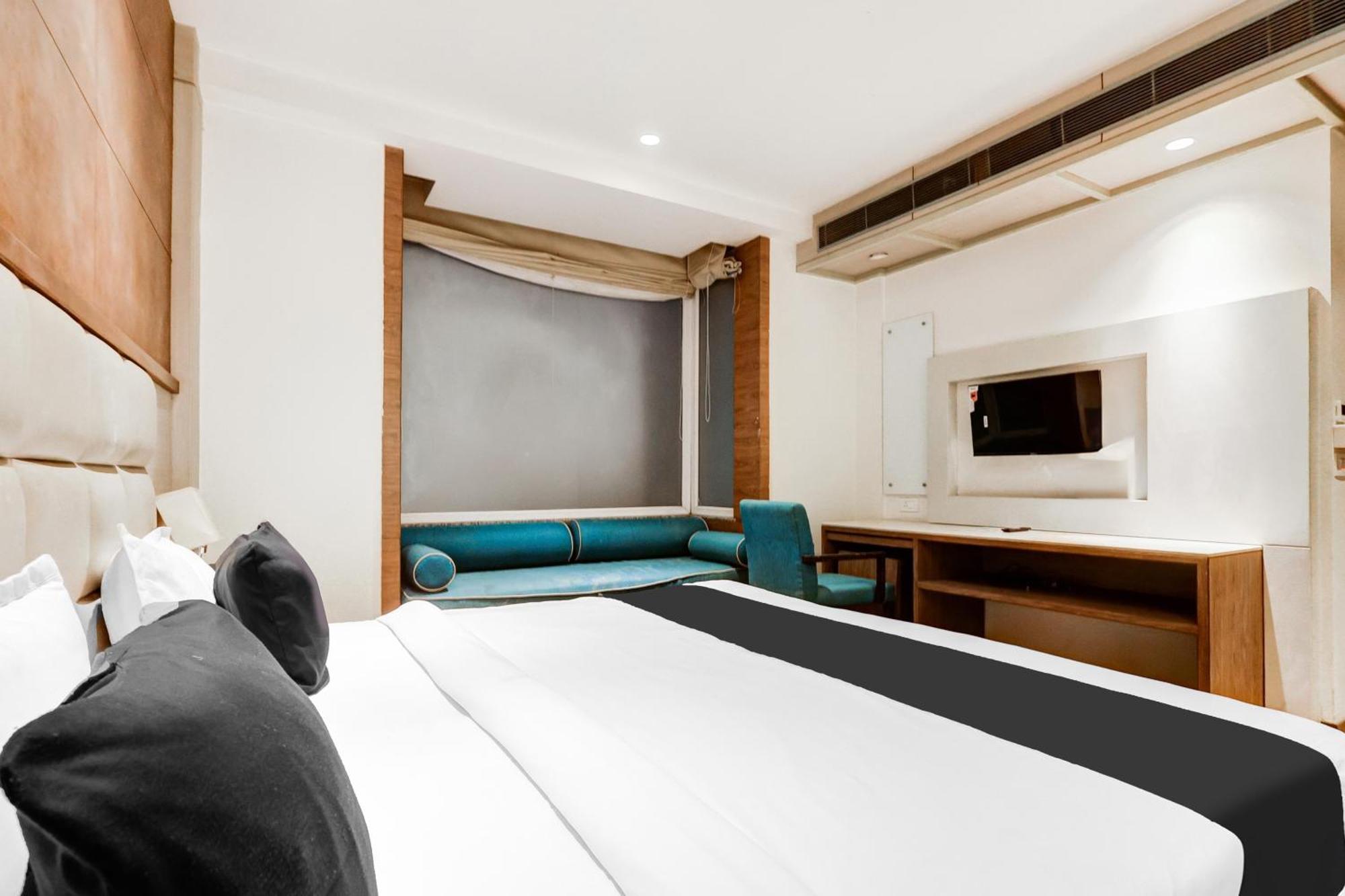 Super Townhouse Chhatarpur Near Metro Park 4*
