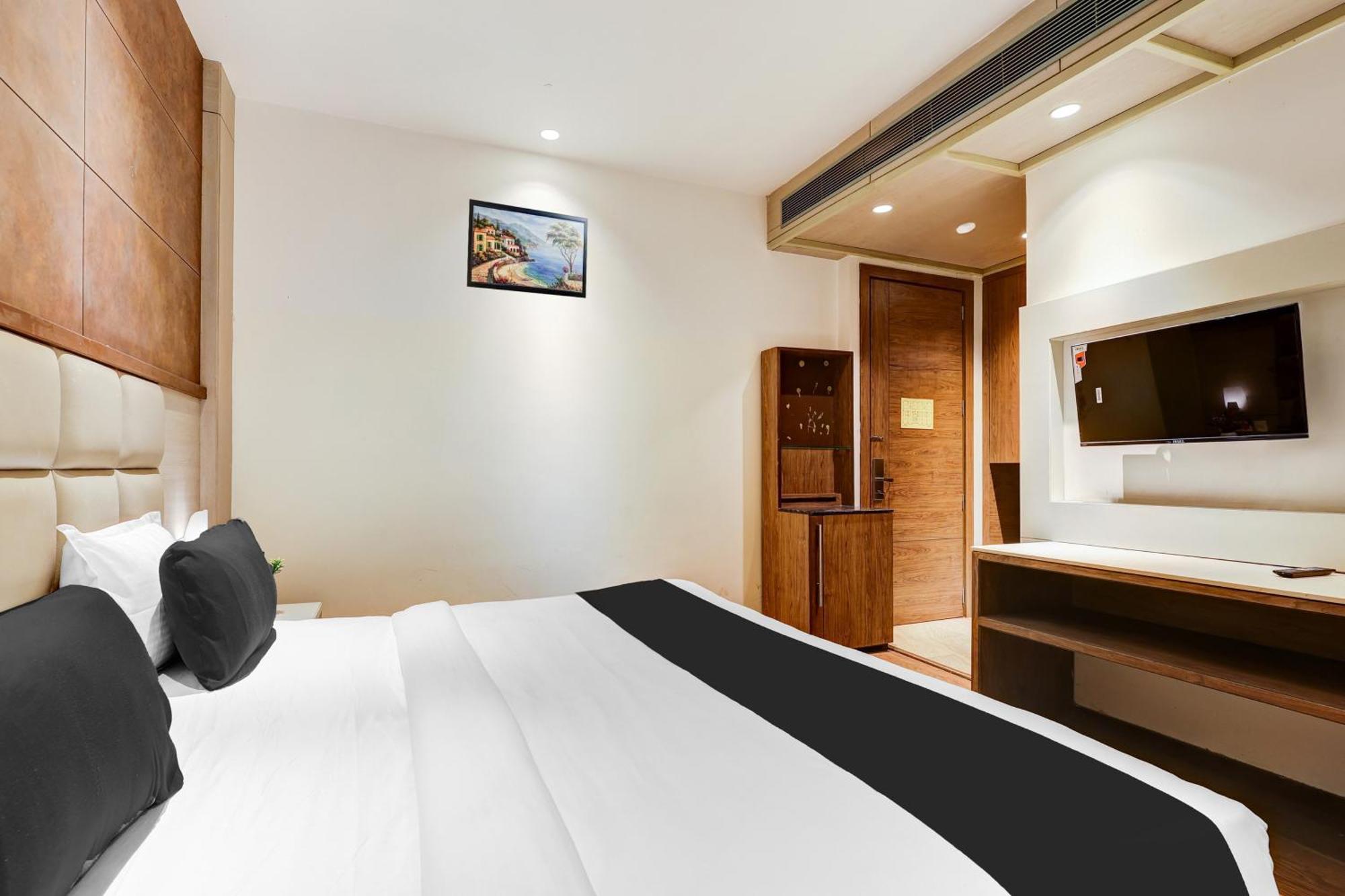 Super Townhouse Chhatarpur Near Metro Park New Delhi