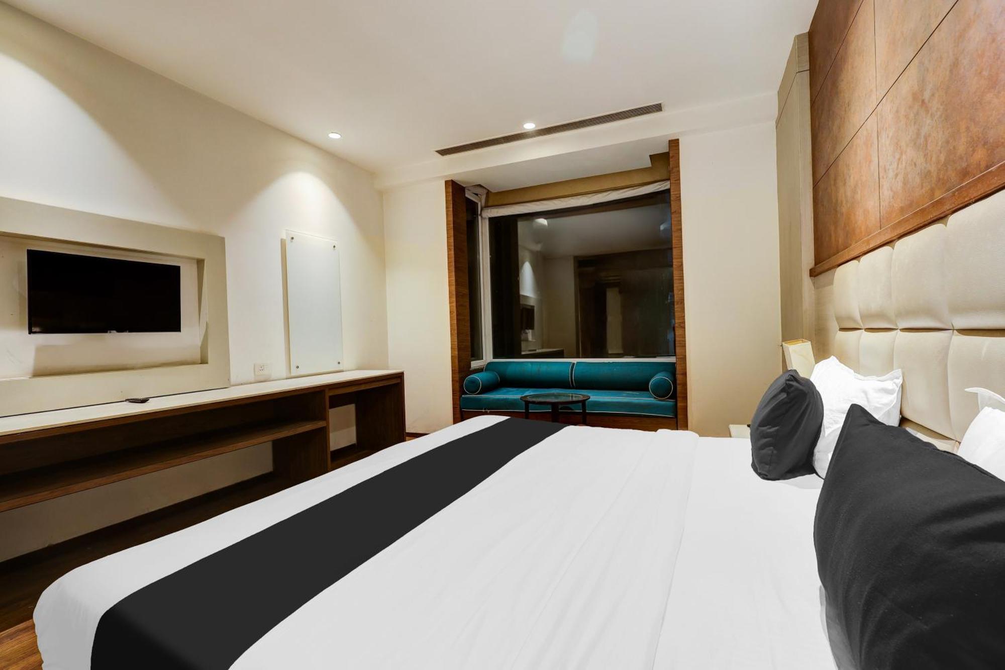 Super Townhouse Chhatarpur Near Metro Park 4* New Delhi
