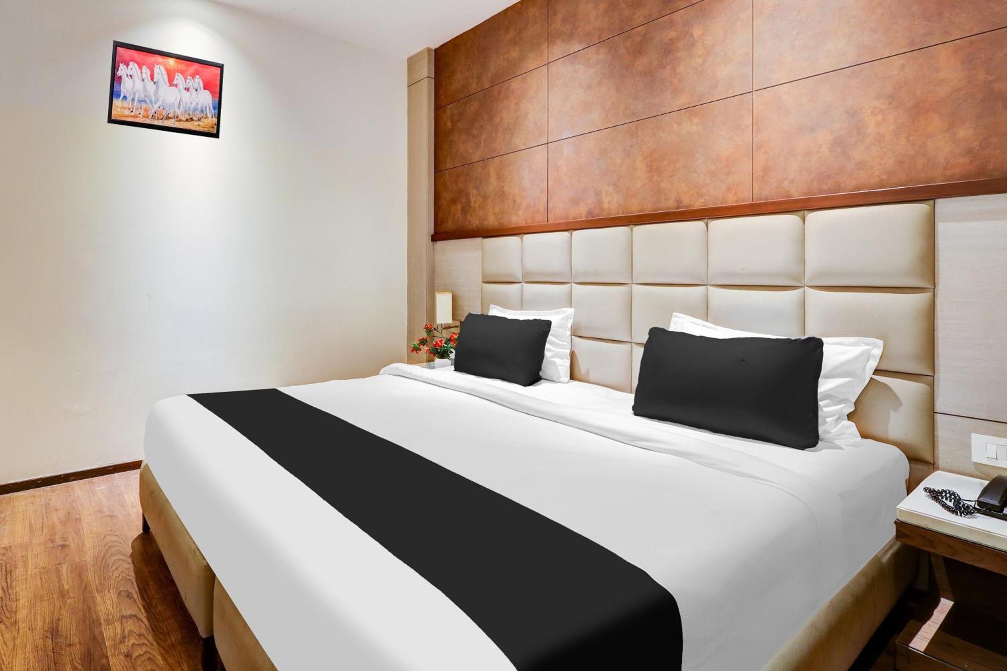 Hotel Super Townhouse Chhatarpur Near Metro Park