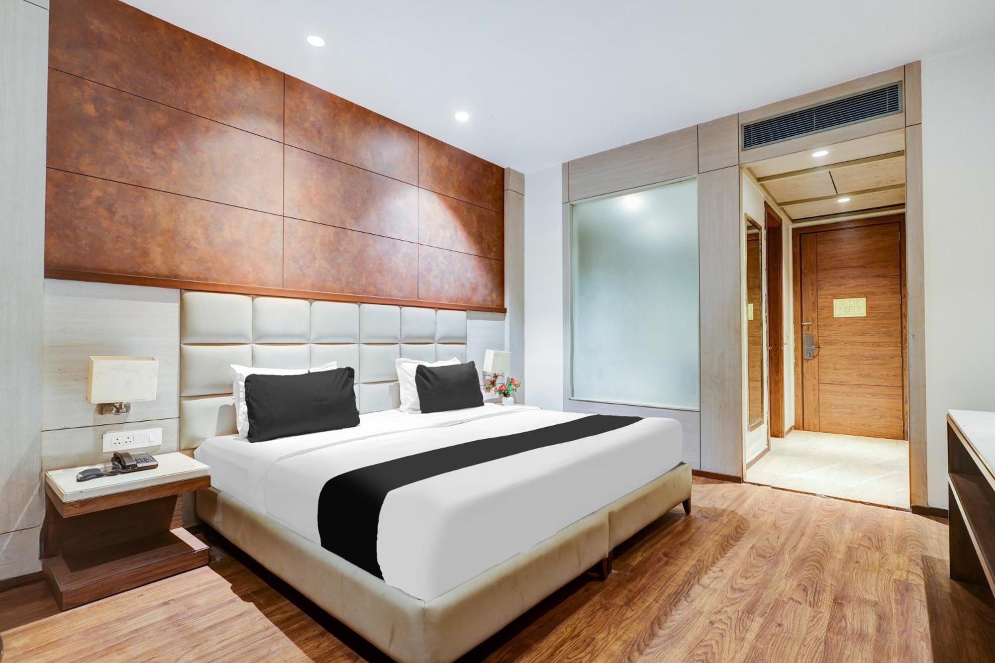 Super Townhouse Chhatarpur Near Metro Park Hotel 4*
