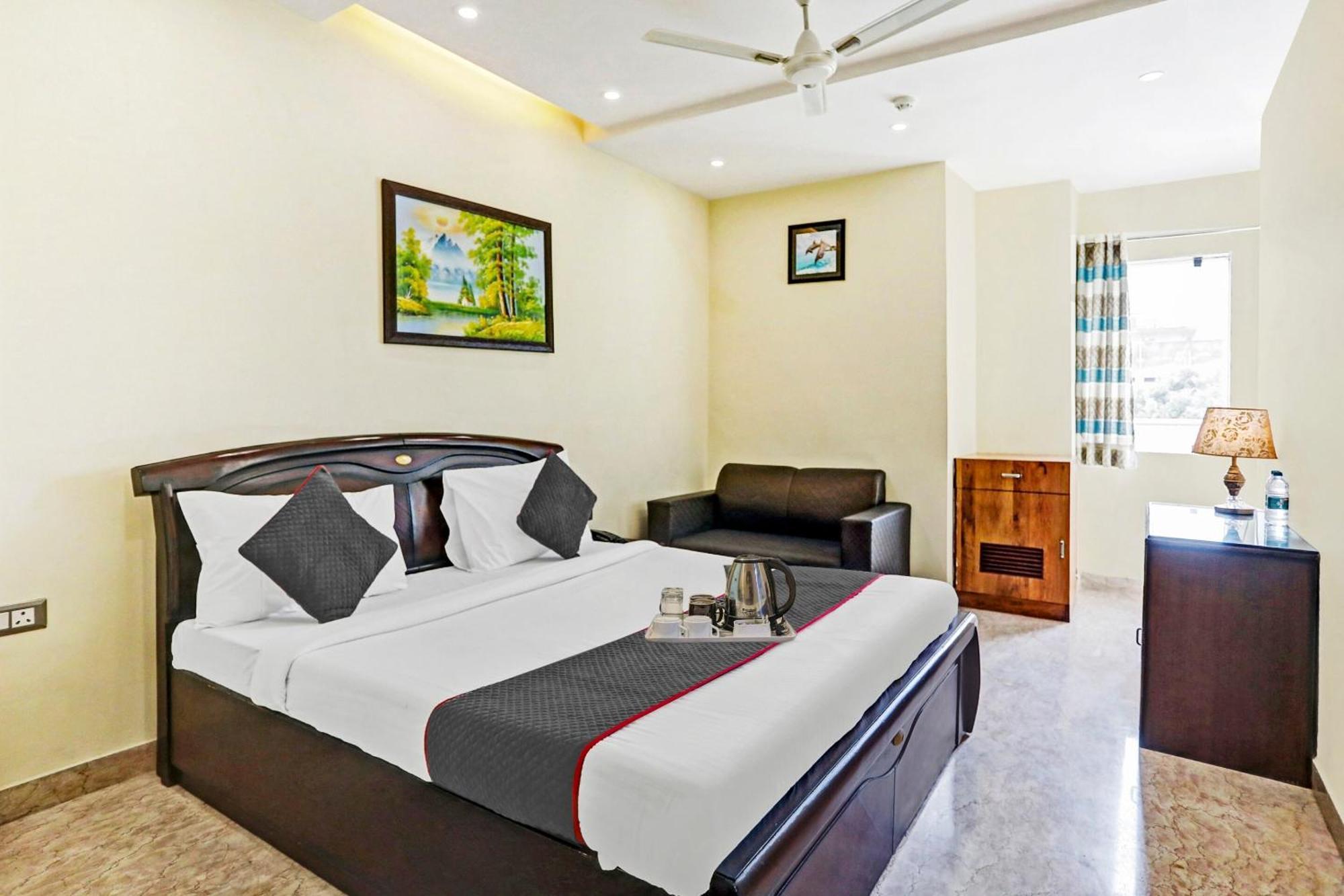 Townhouse Prakash Continental Near Netaji Subhash Place Metro Station Hotel 4*