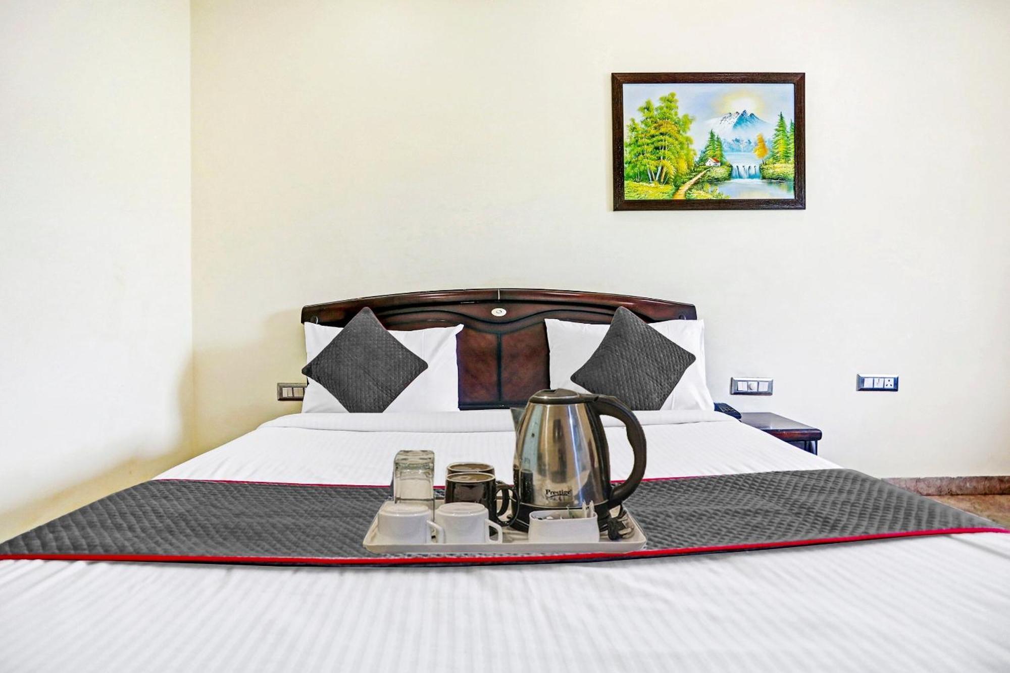 Townhouse Prakash Continental Near Netaji Subhash Place Metro Station Hotel 4*
