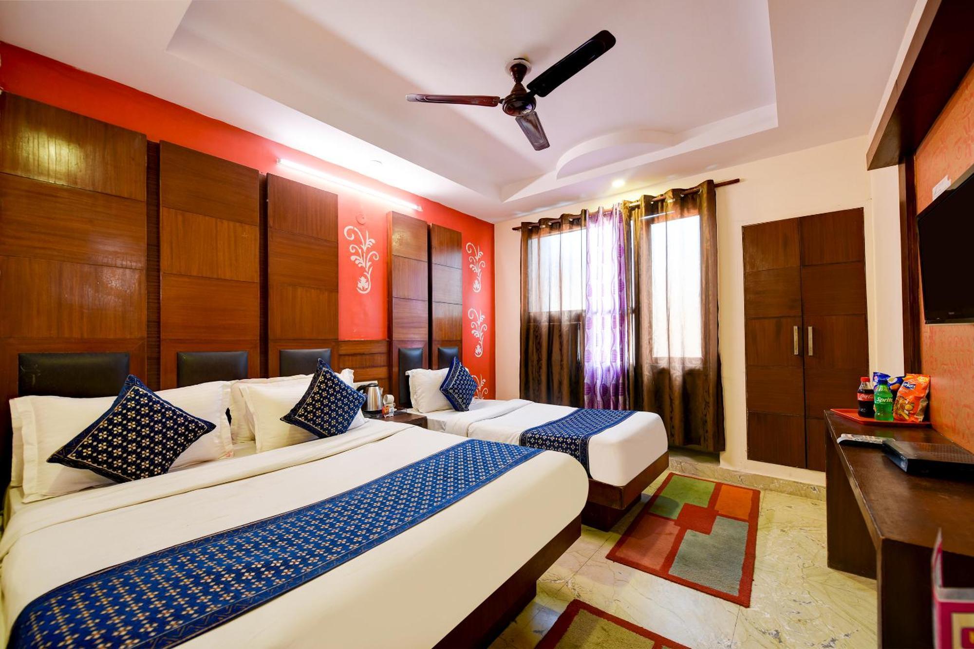 Hotel Re Pose Near Railway Station 3*