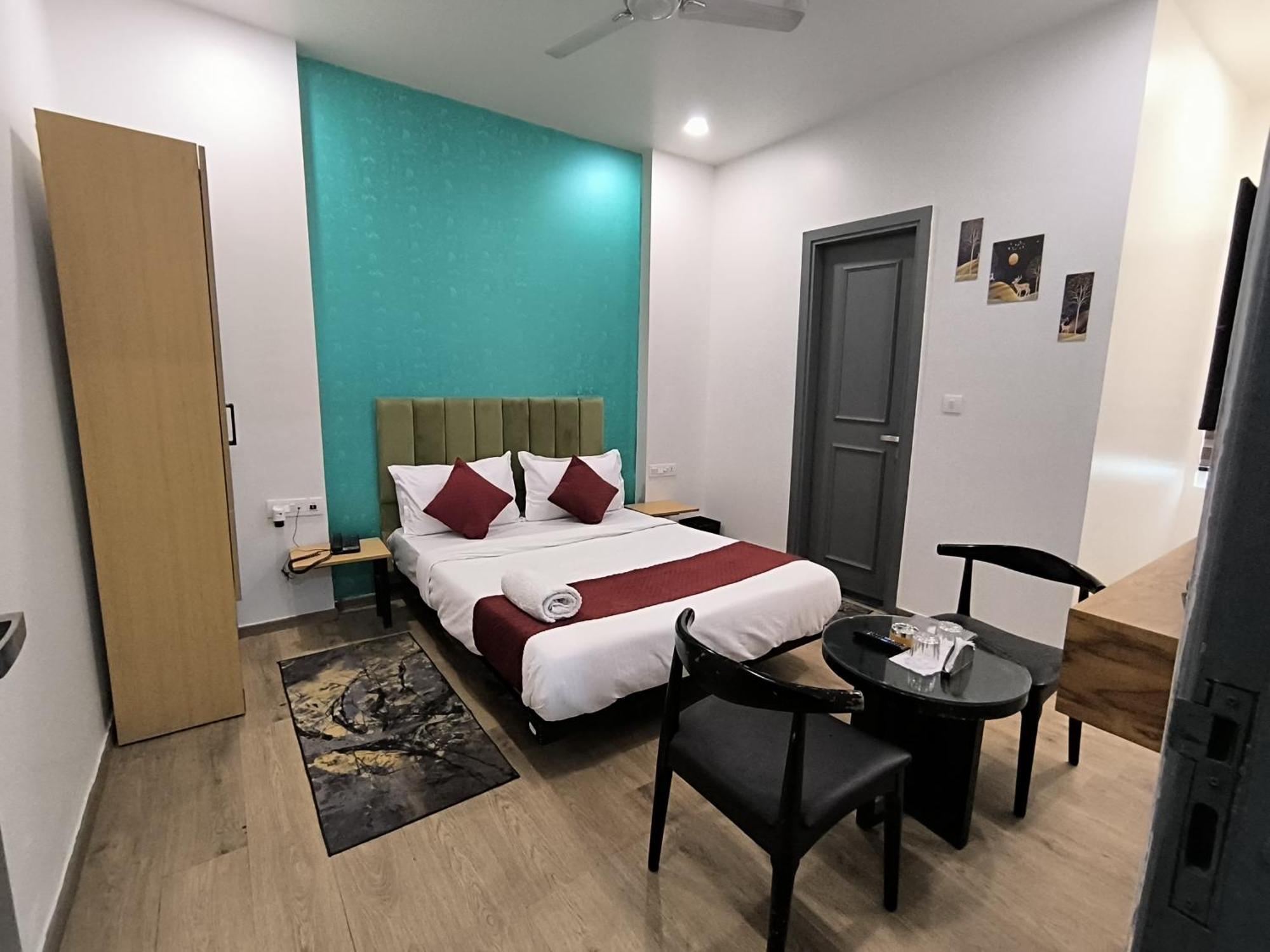 7 Star Paschim Vihar Couple Friendly Hotel 3*