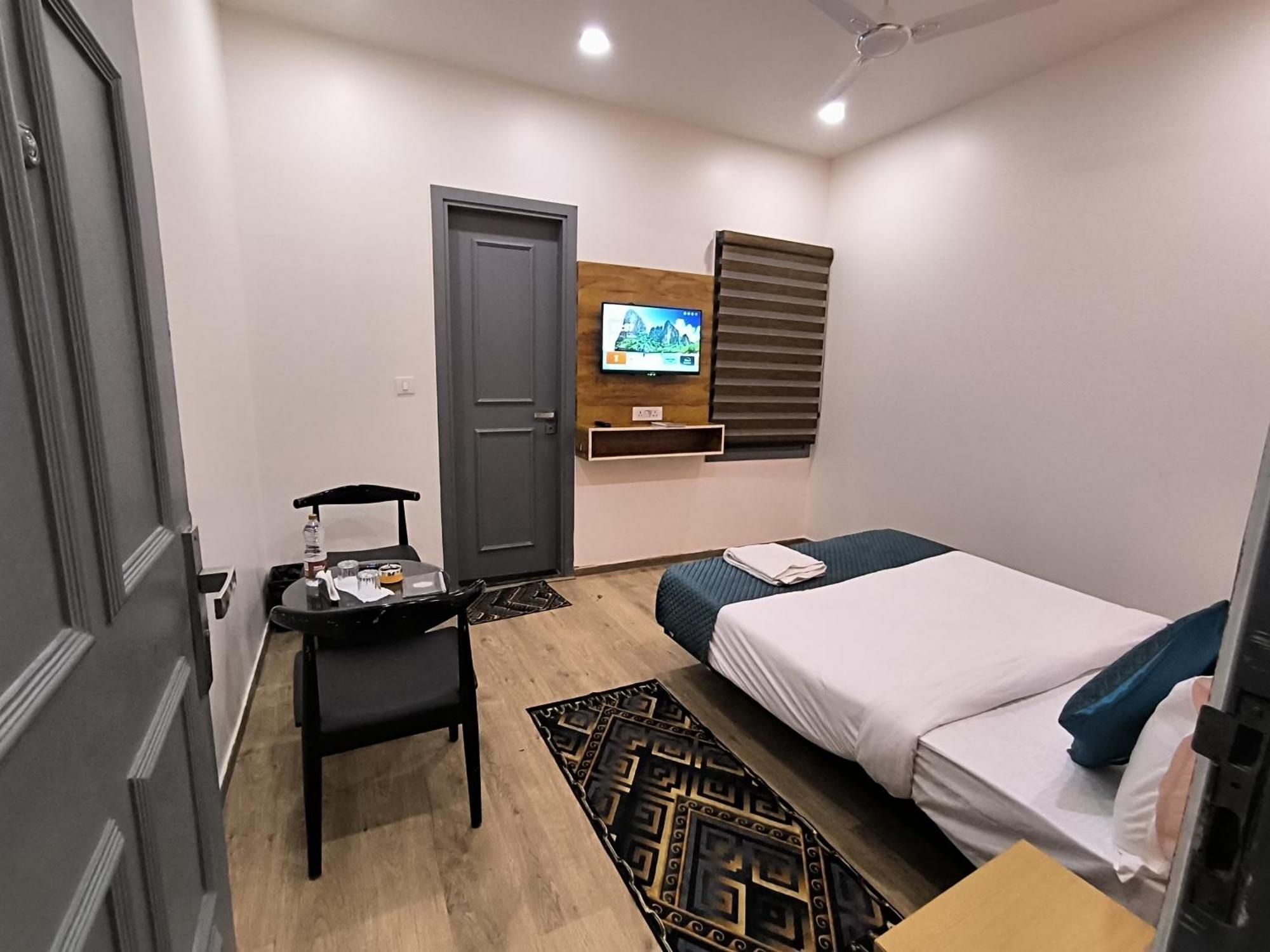 Hotel 7 Star Paschim Vihar Couple Friendly 3*