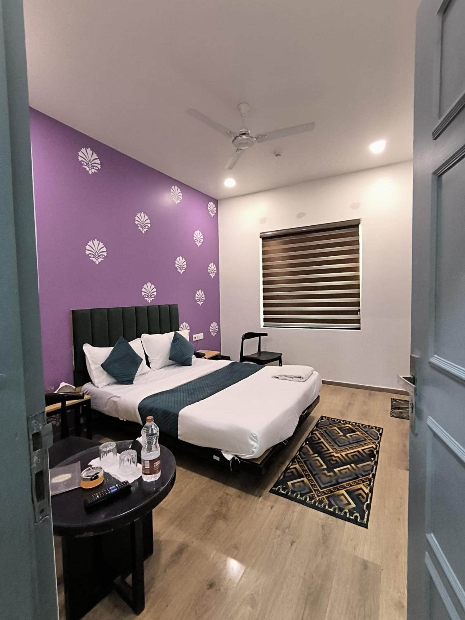 7 Star Paschim Vihar Couple Friendly 3*