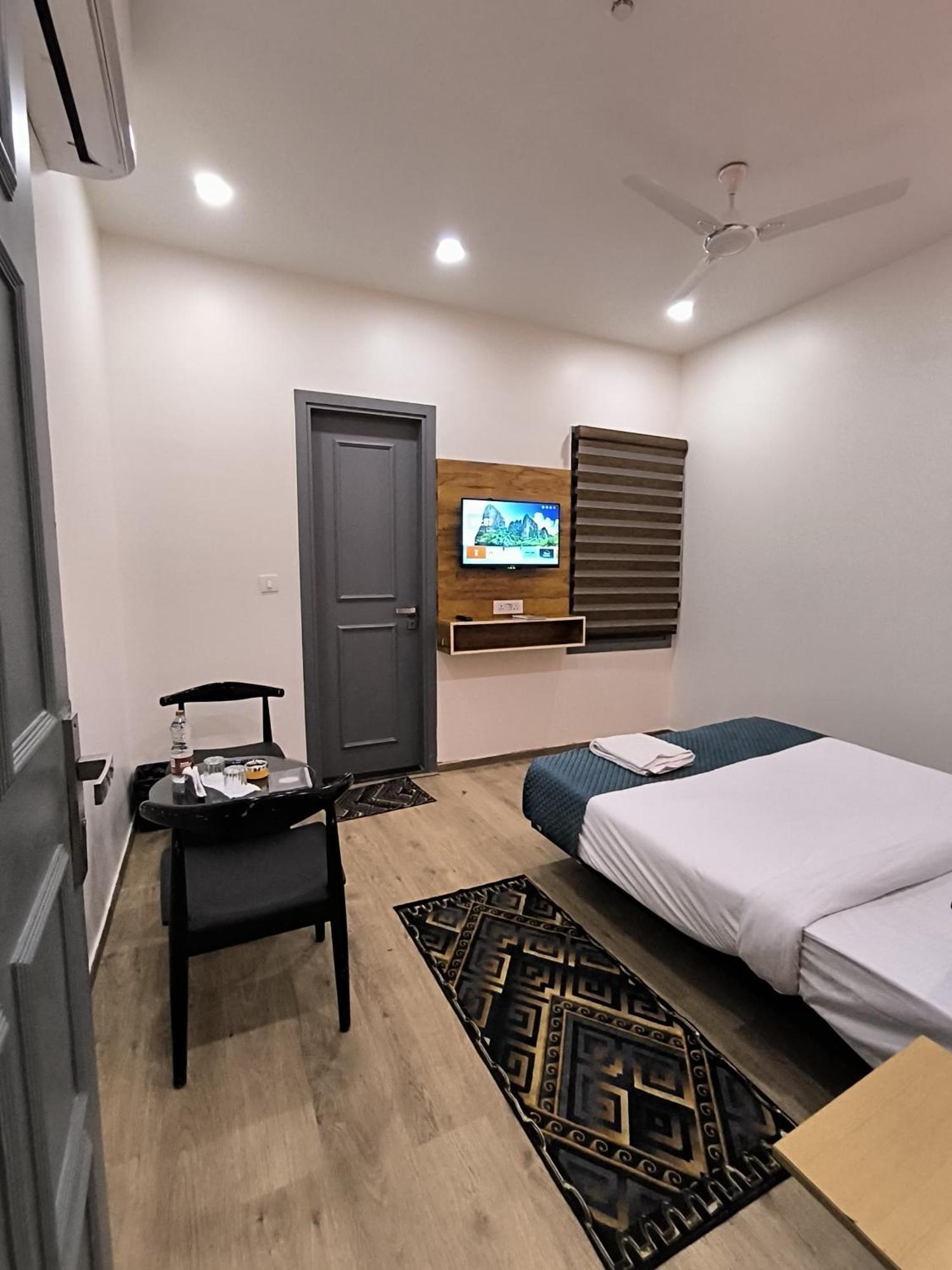 7 Star Paschim Vihar Couple Friendly Hotel