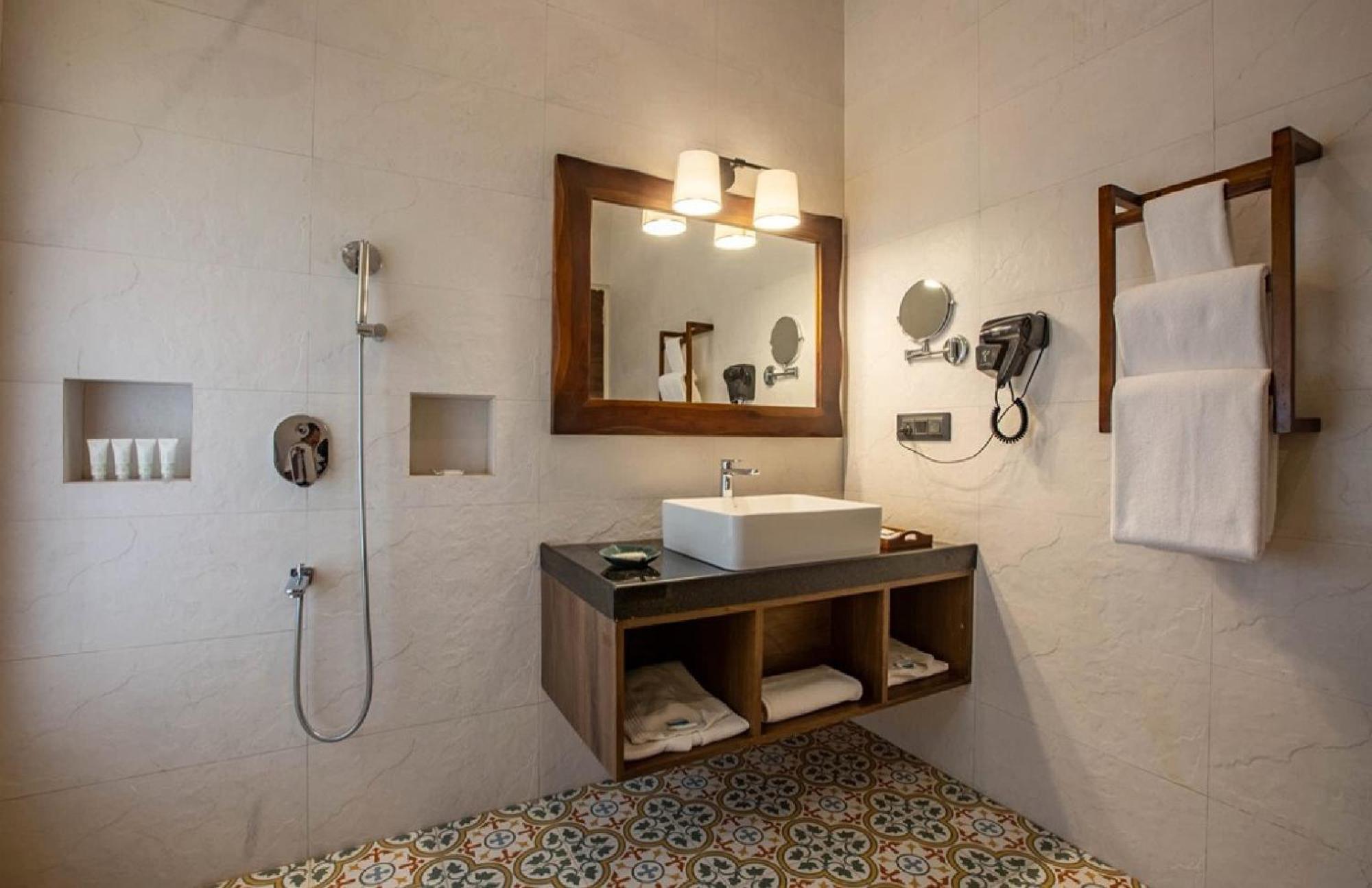 Luxury Suit Delhi Airport Hotel 4*