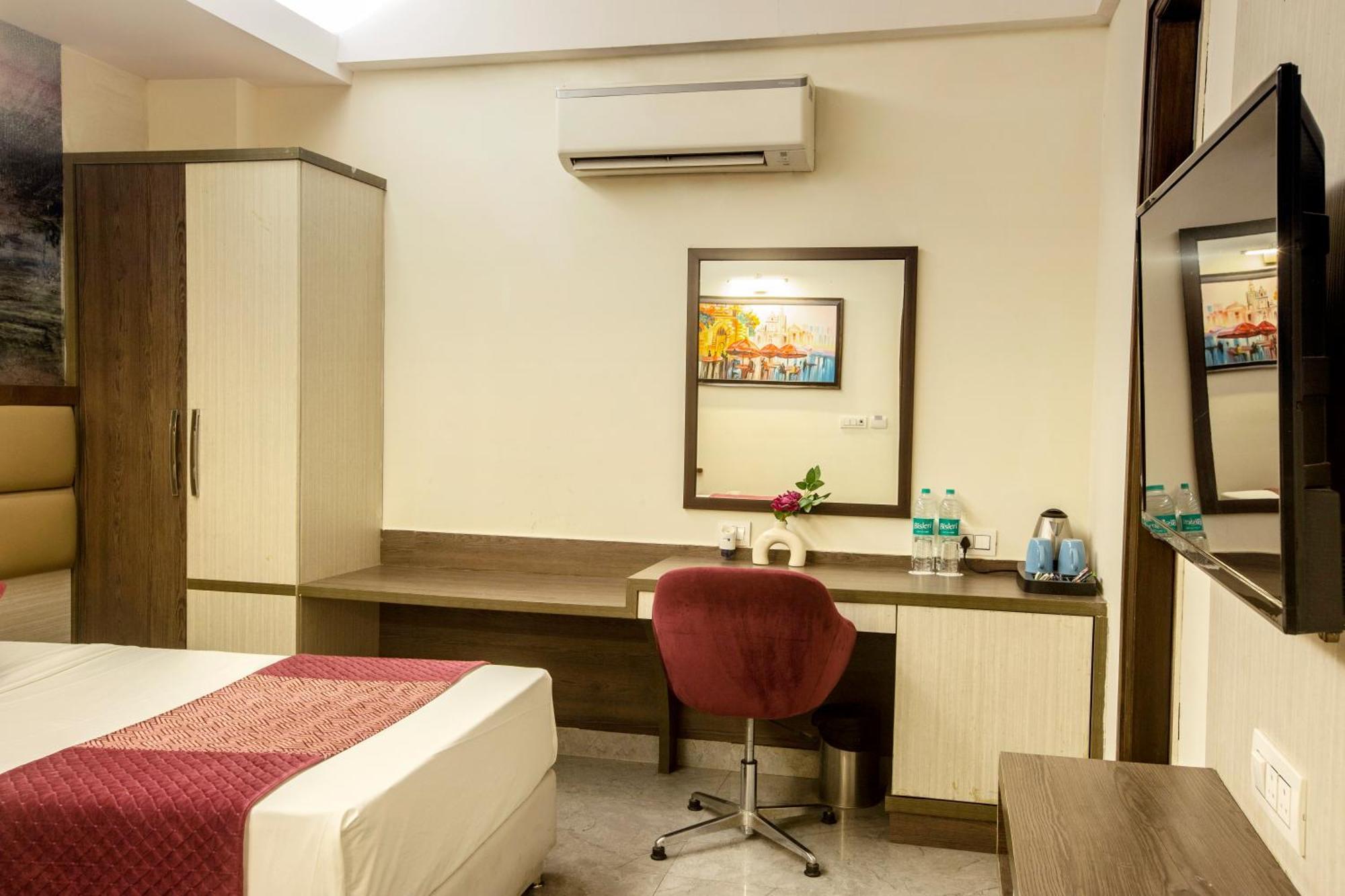 Hotel Suryaa Palace By East End Delhi Airport 4*