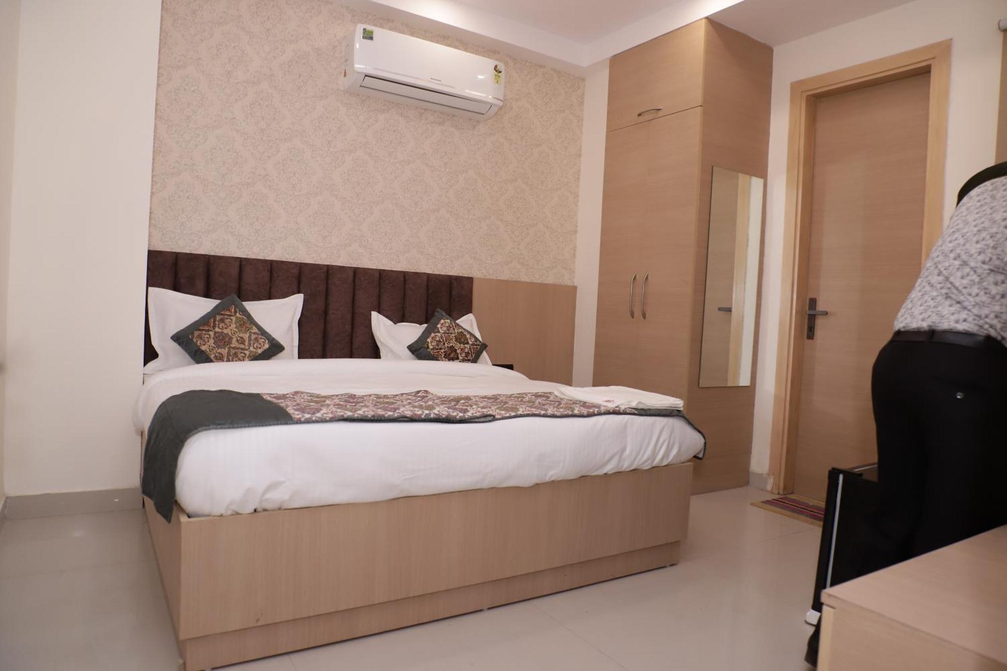 New Luxx - Near Igi Airport