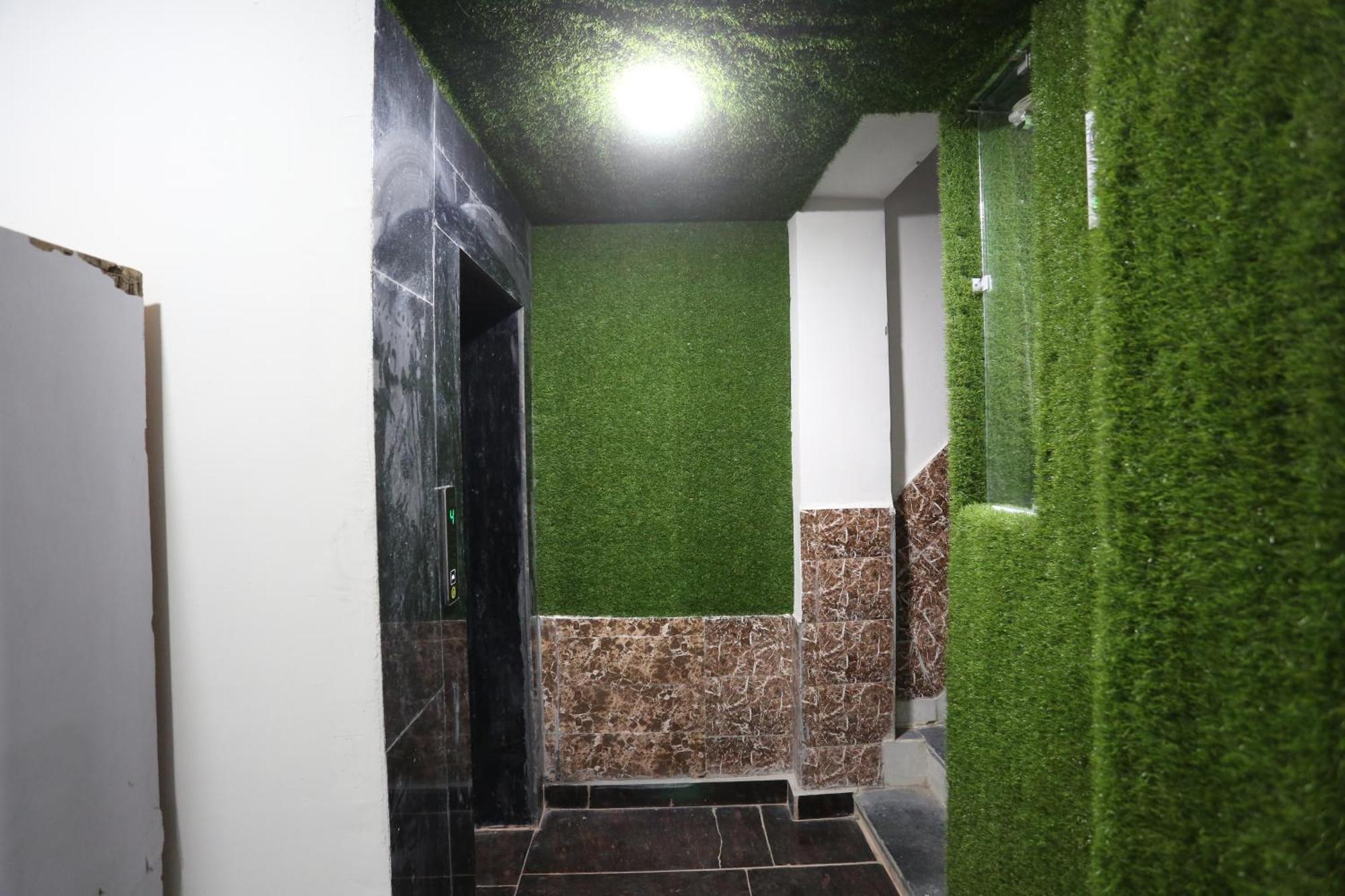 Twamev Couple Friendly Laxmi Nagar New Delhi