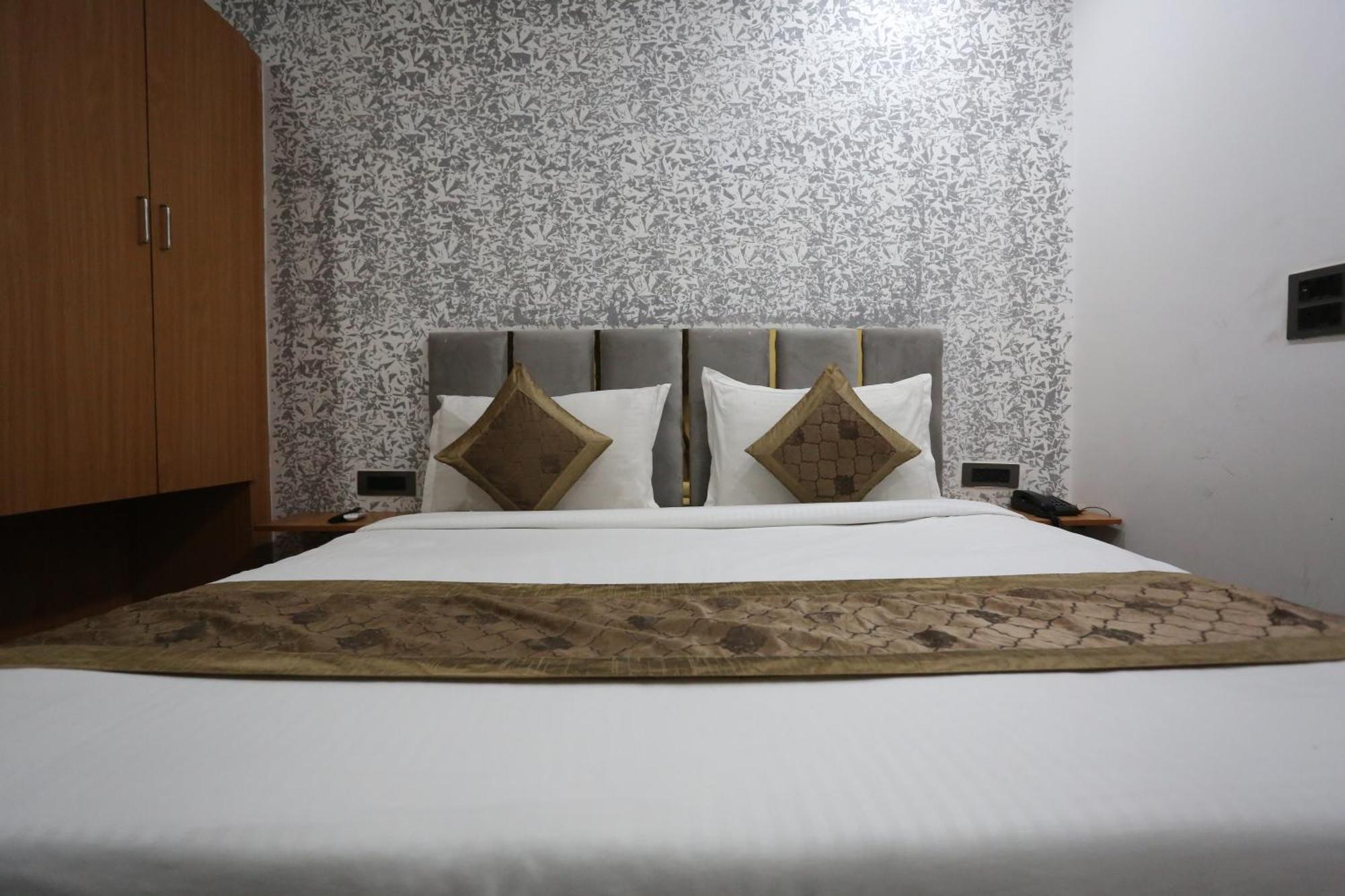Twamev Couple Friendly Laxmi Nagar