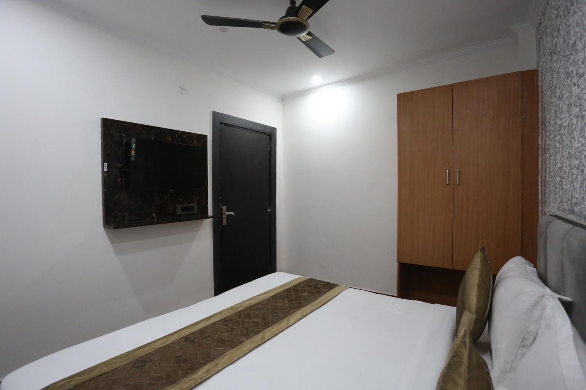 Twamev Couple Friendly Laxmi Nagar Hotel 3*
