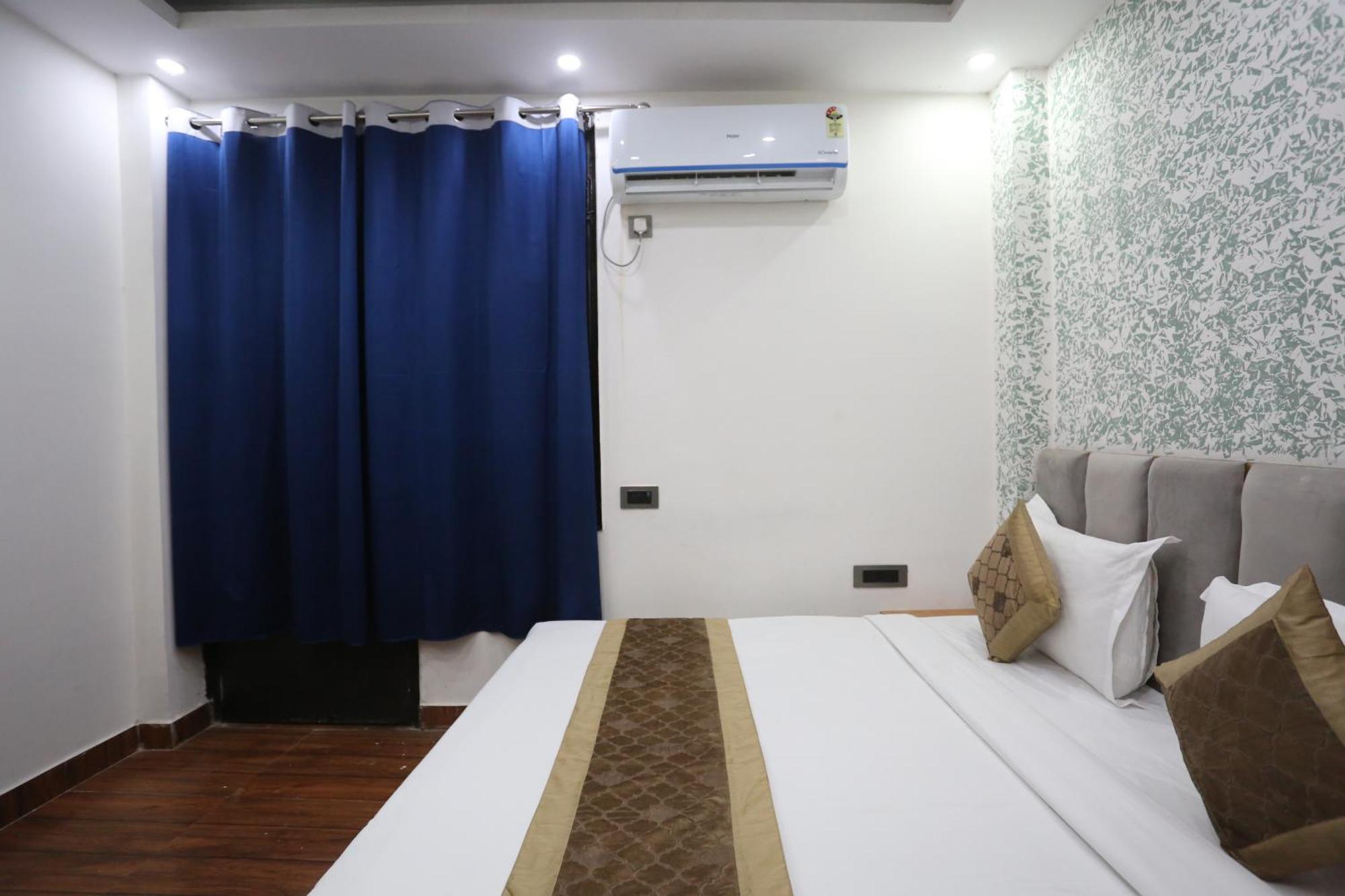Twamev Couple Friendly Laxmi Nagar New Delhi