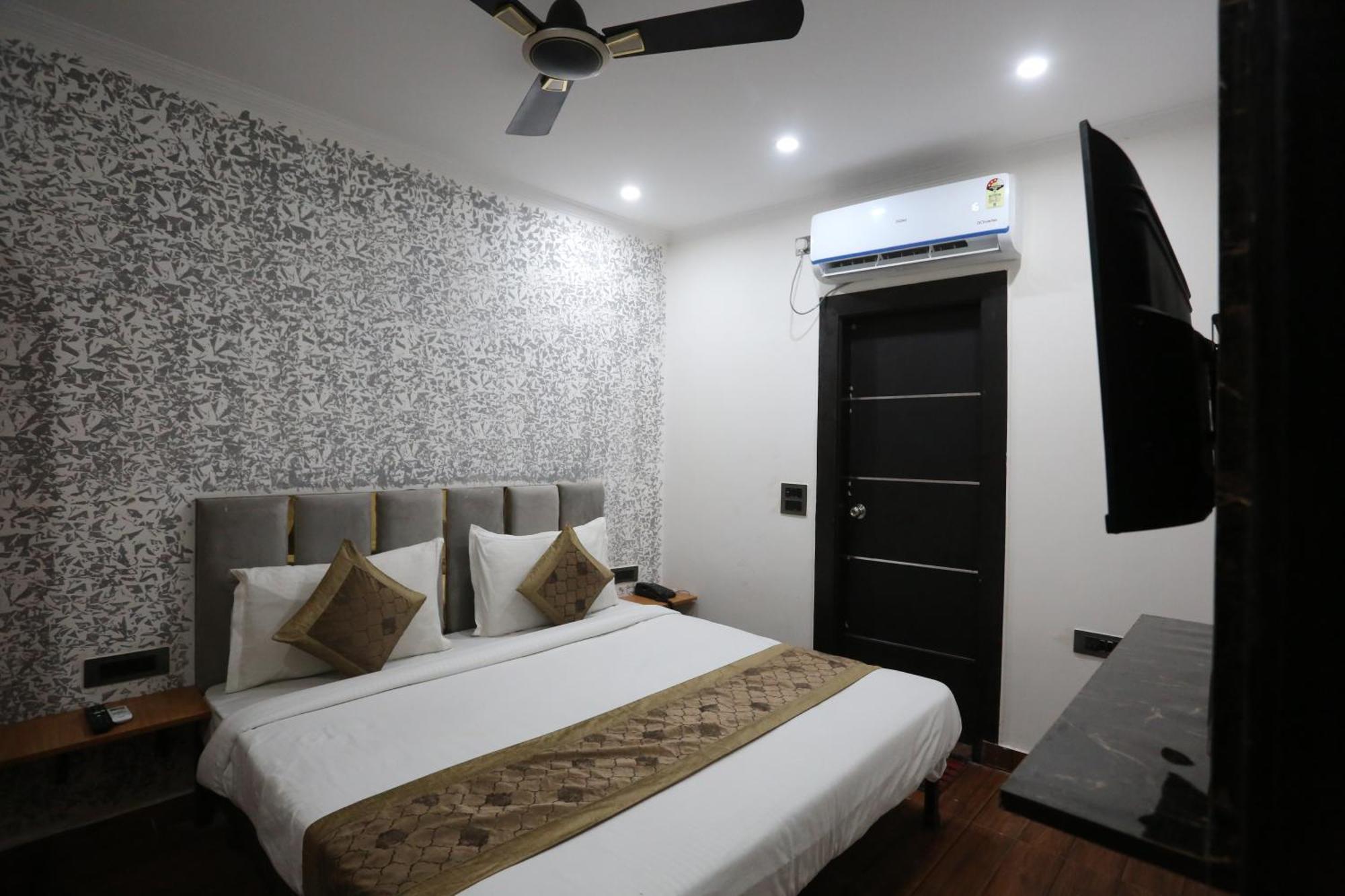 Twamev Couple Friendly Laxmi Nagar Hotel