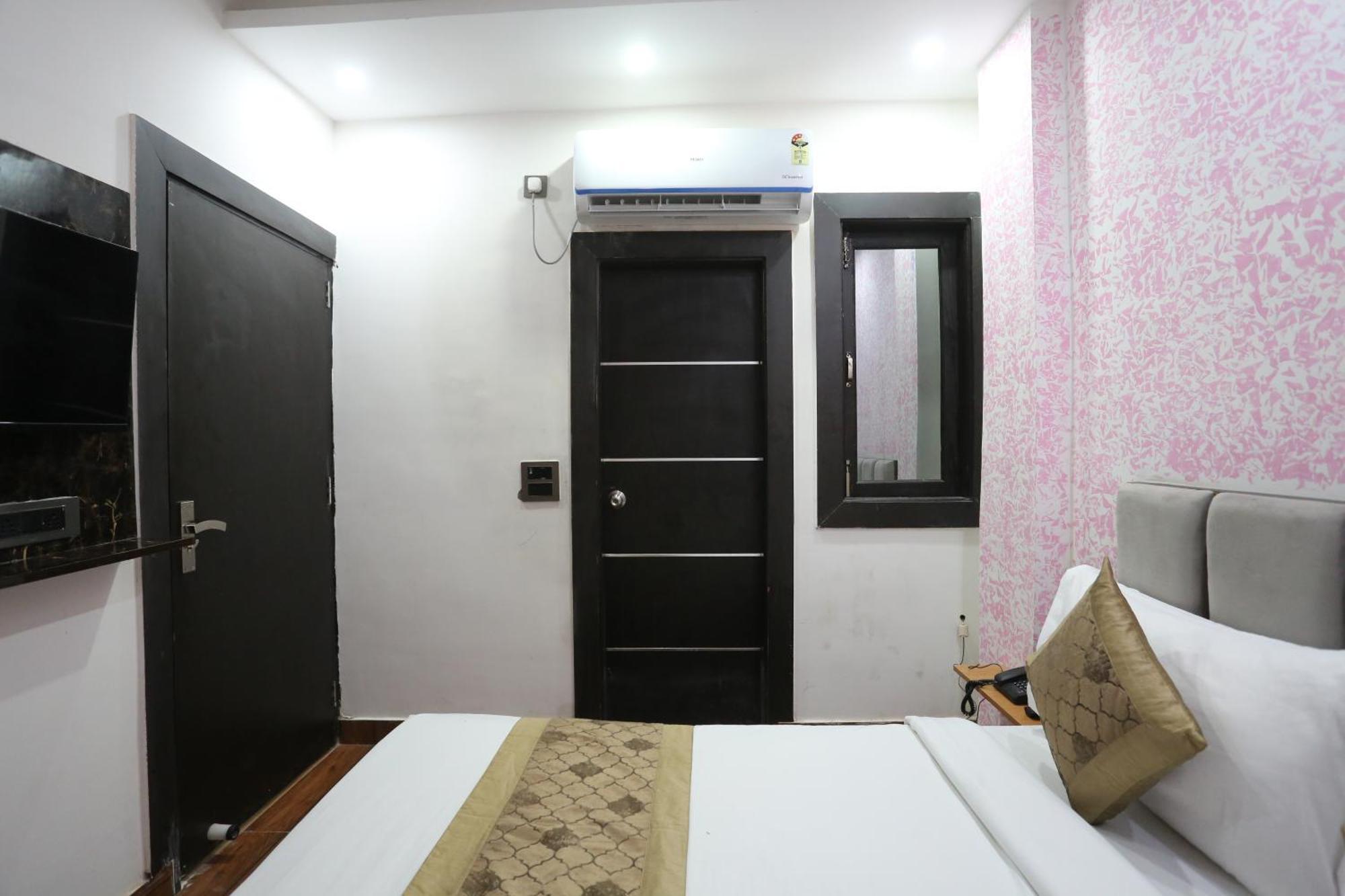 Hotel Twamev Couple Friendly Laxmi Nagar