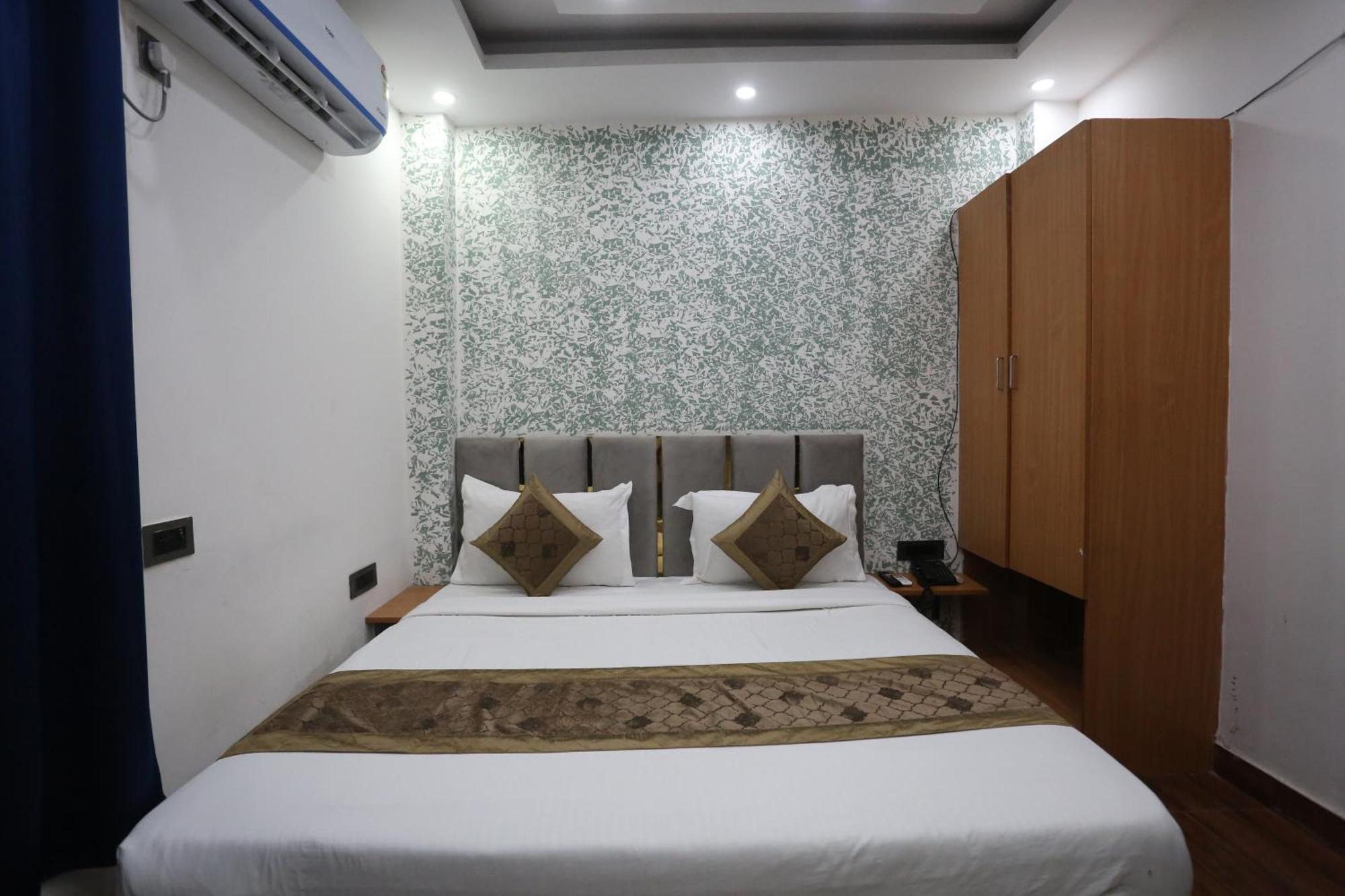 Twamev Couple Friendly Laxmi Nagar Hotel New Delhi