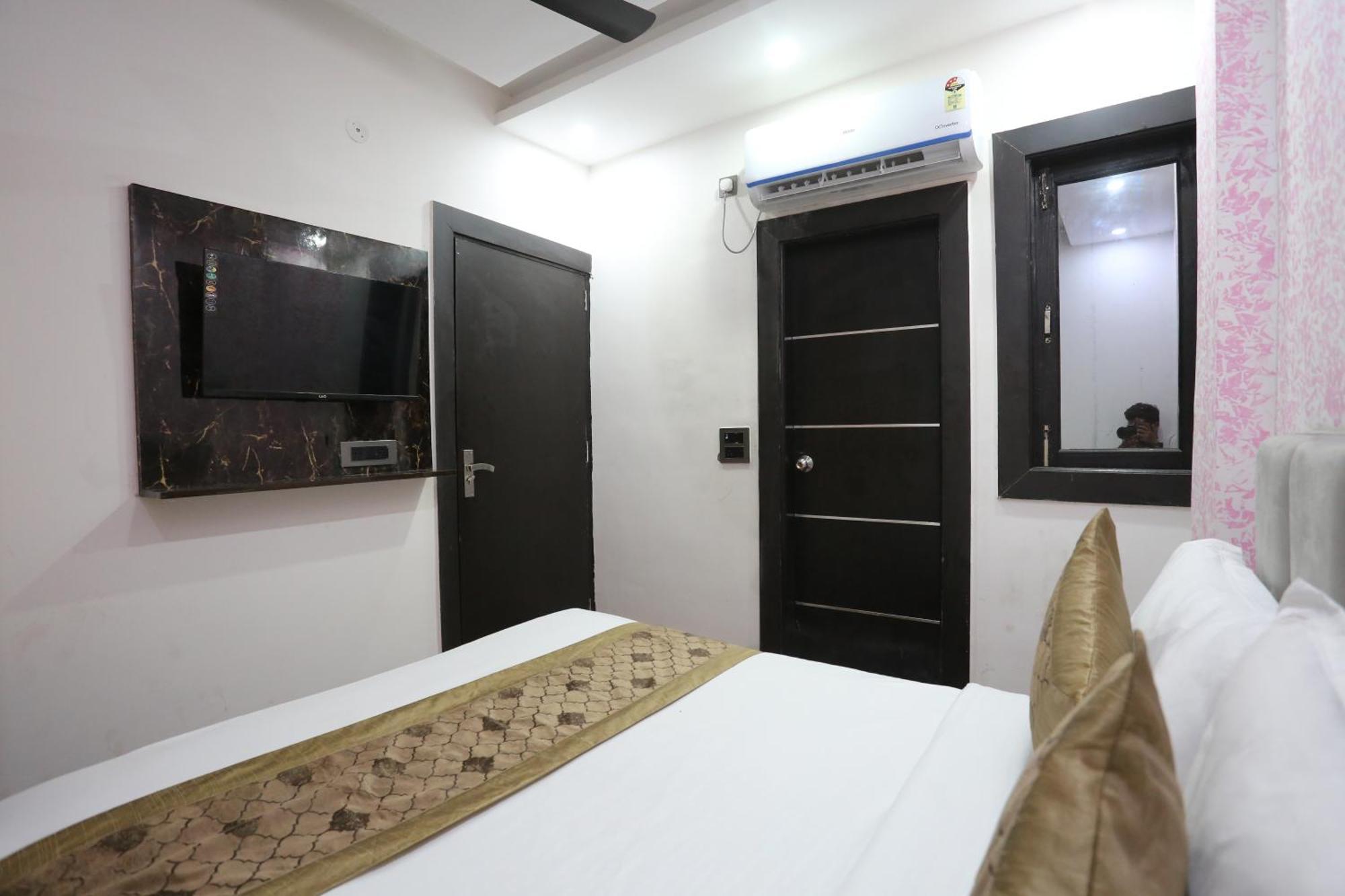Twamev Couple Friendly Laxmi Nagar 3*