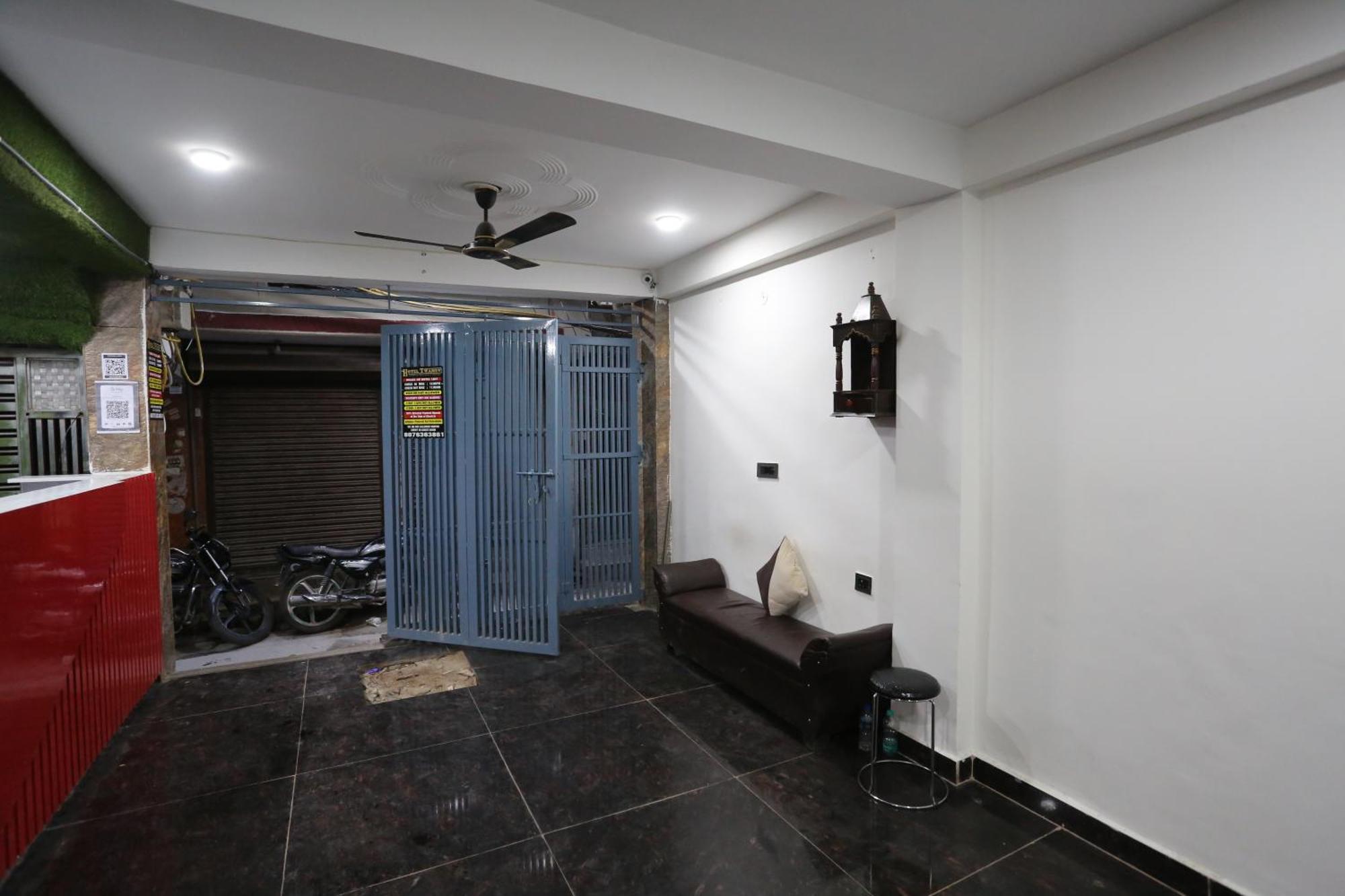Twamev Couple Friendly Laxmi Nagar New Delhi