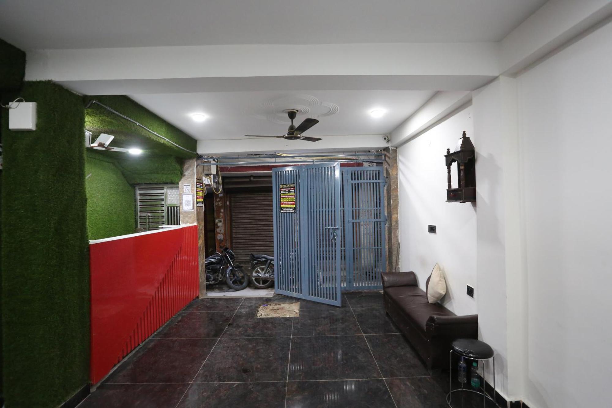 Twamev Couple Friendly Laxmi Nagar Hotel