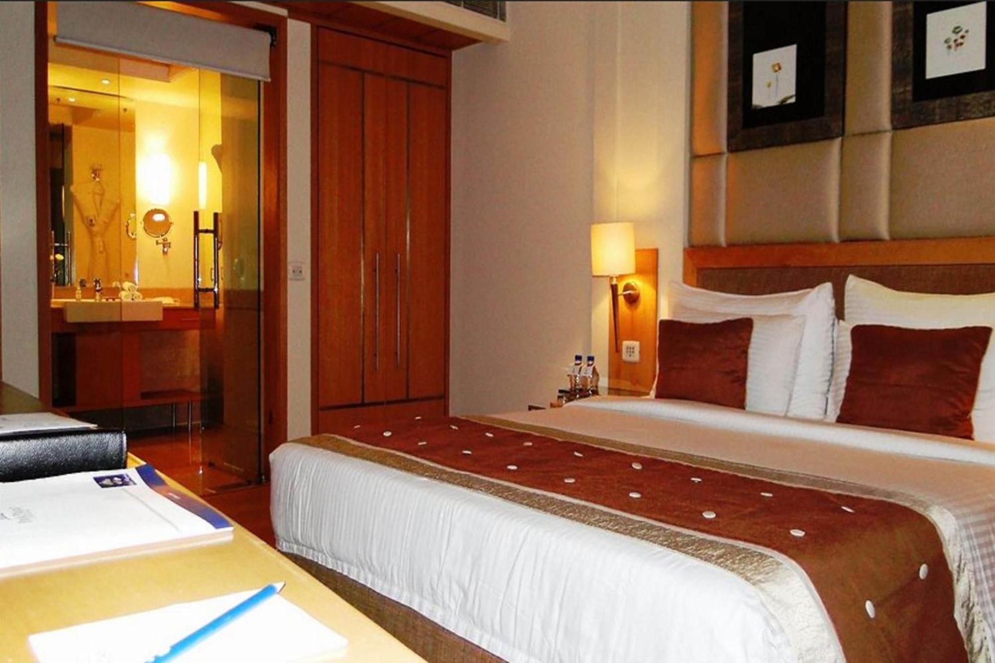 Royal Infinity Near Delhi Airport Hotel 4*