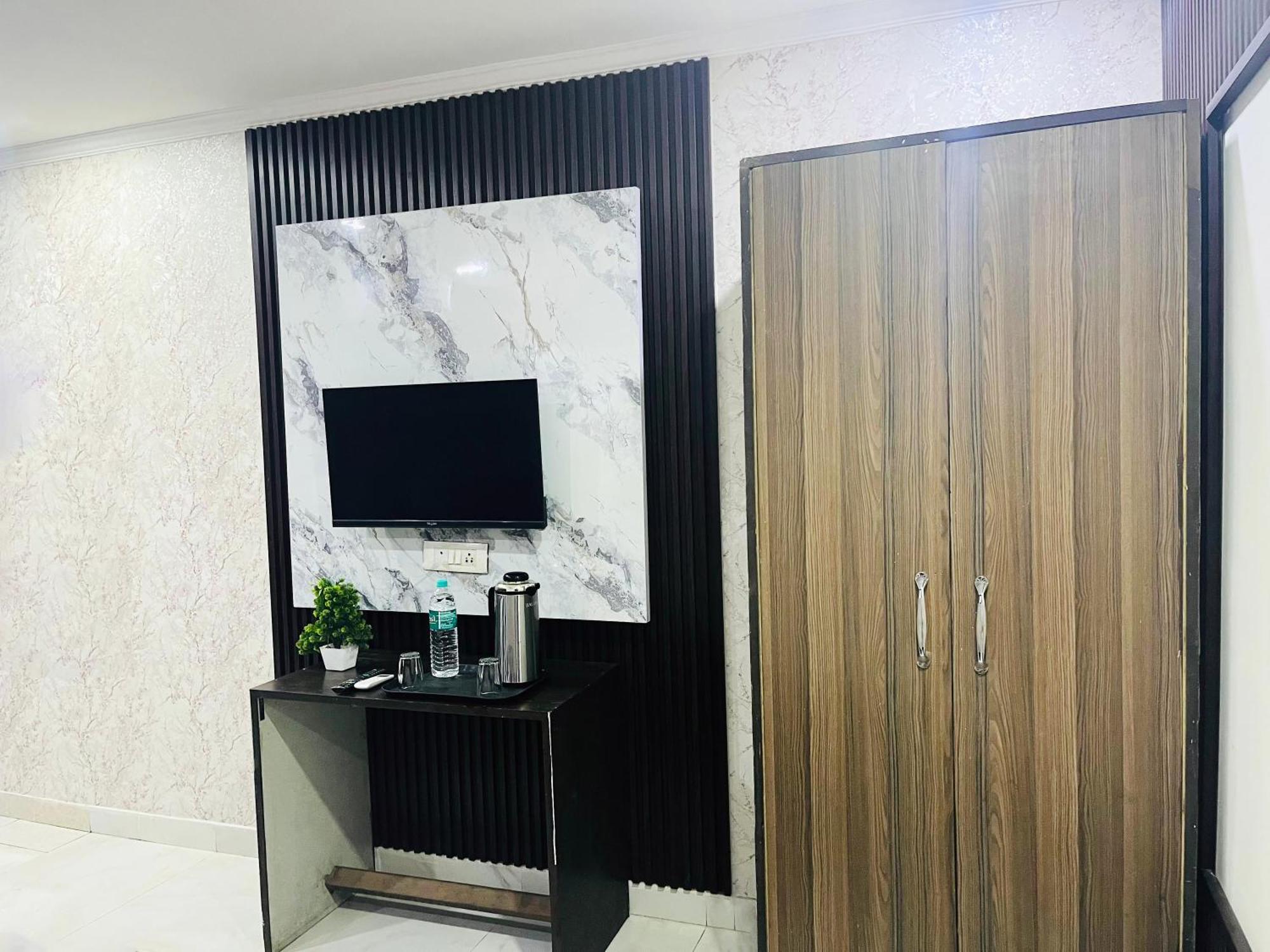 Tom & Jerry - 10 Mins From Nizamuddin Railway Station 3*