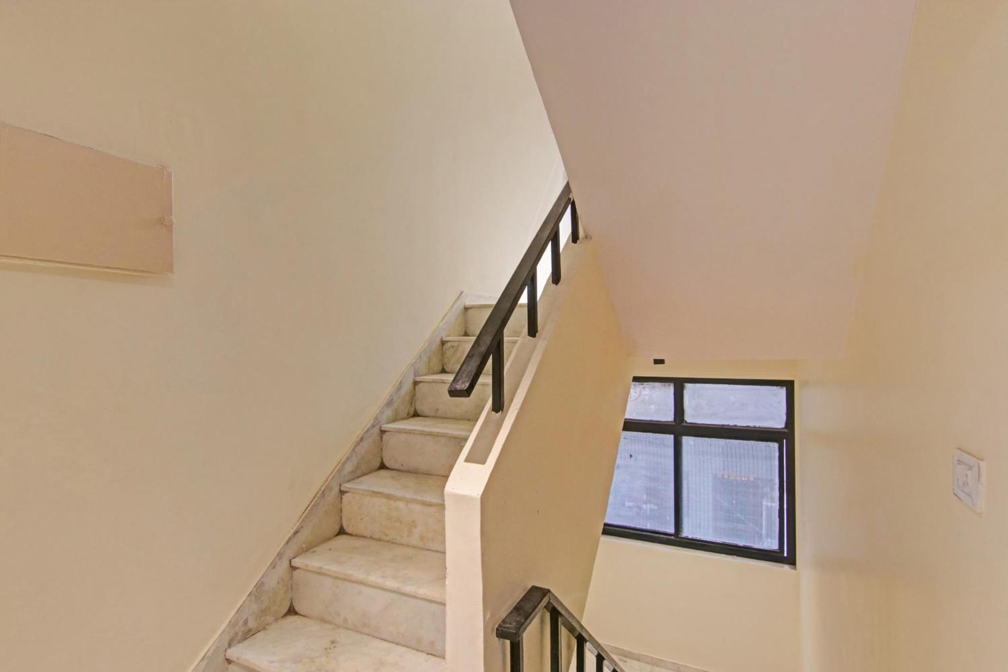 O Com-fort Hotel New Delhi