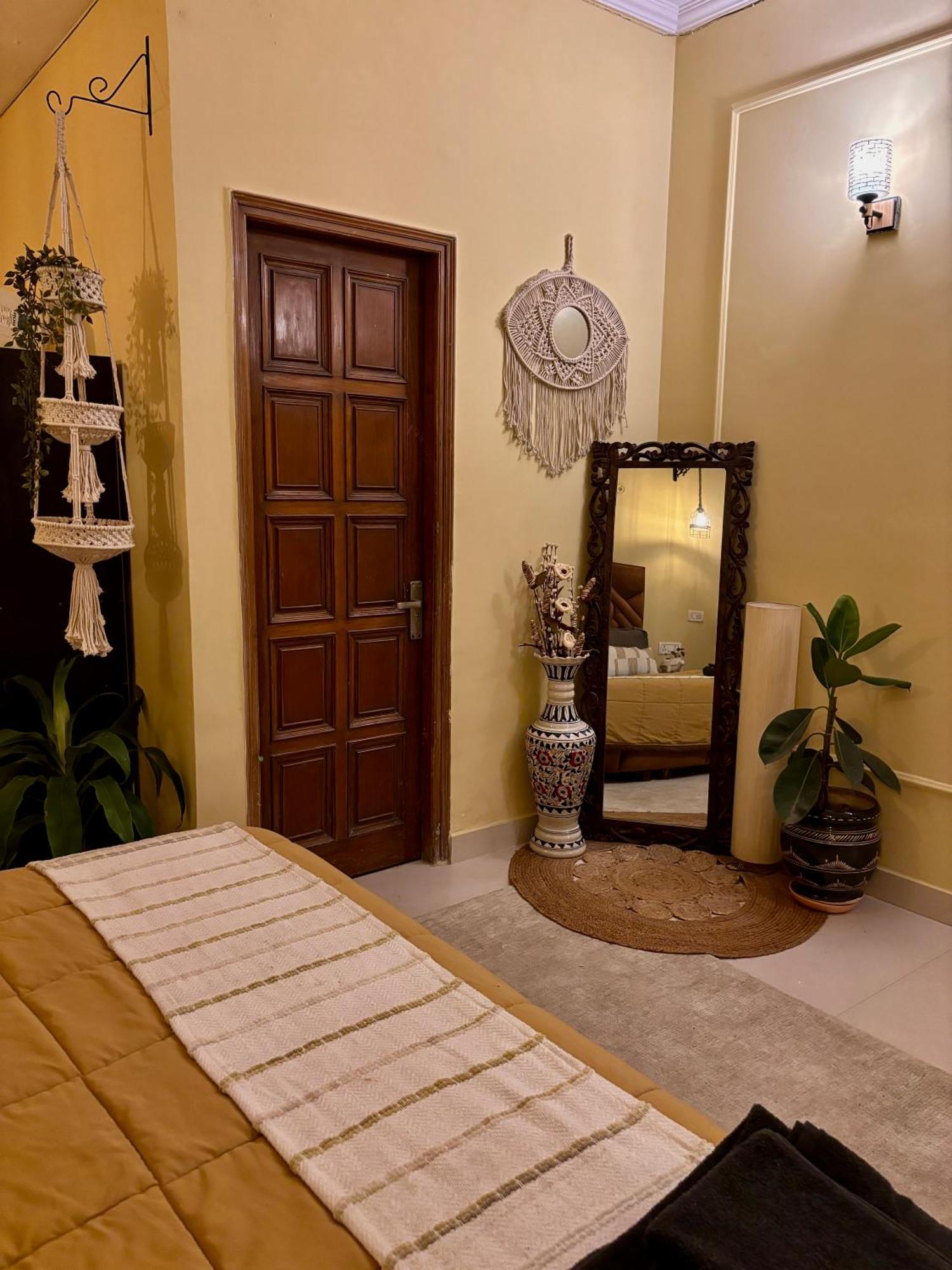 Bed & Breakfast Atharva's By Goaround Homes - Nehru Enclave Metro, South Delhi *