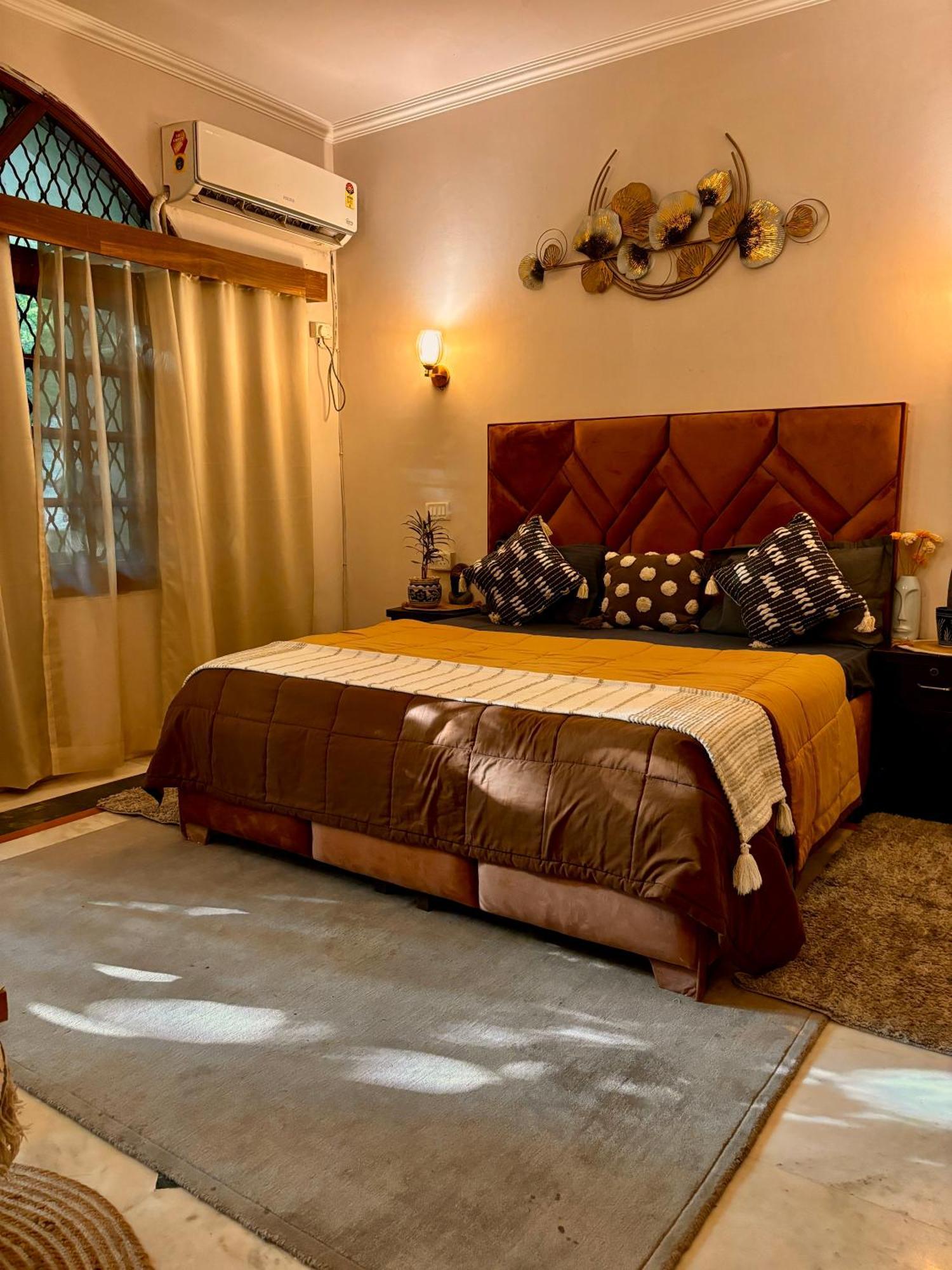 Atharva's By Goaround Homes - Nehru Enclave Metro, South Delhi Bed & Breakfast