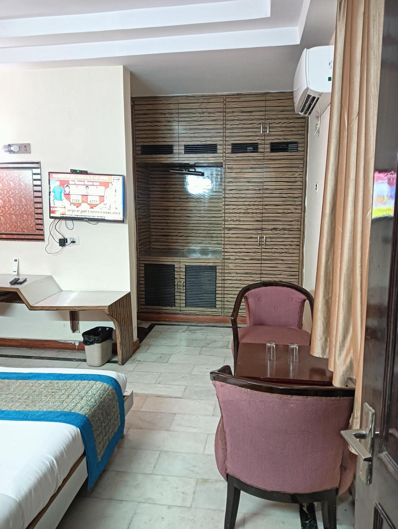 Classic Near Karol Bagh Metro Hotel 3*