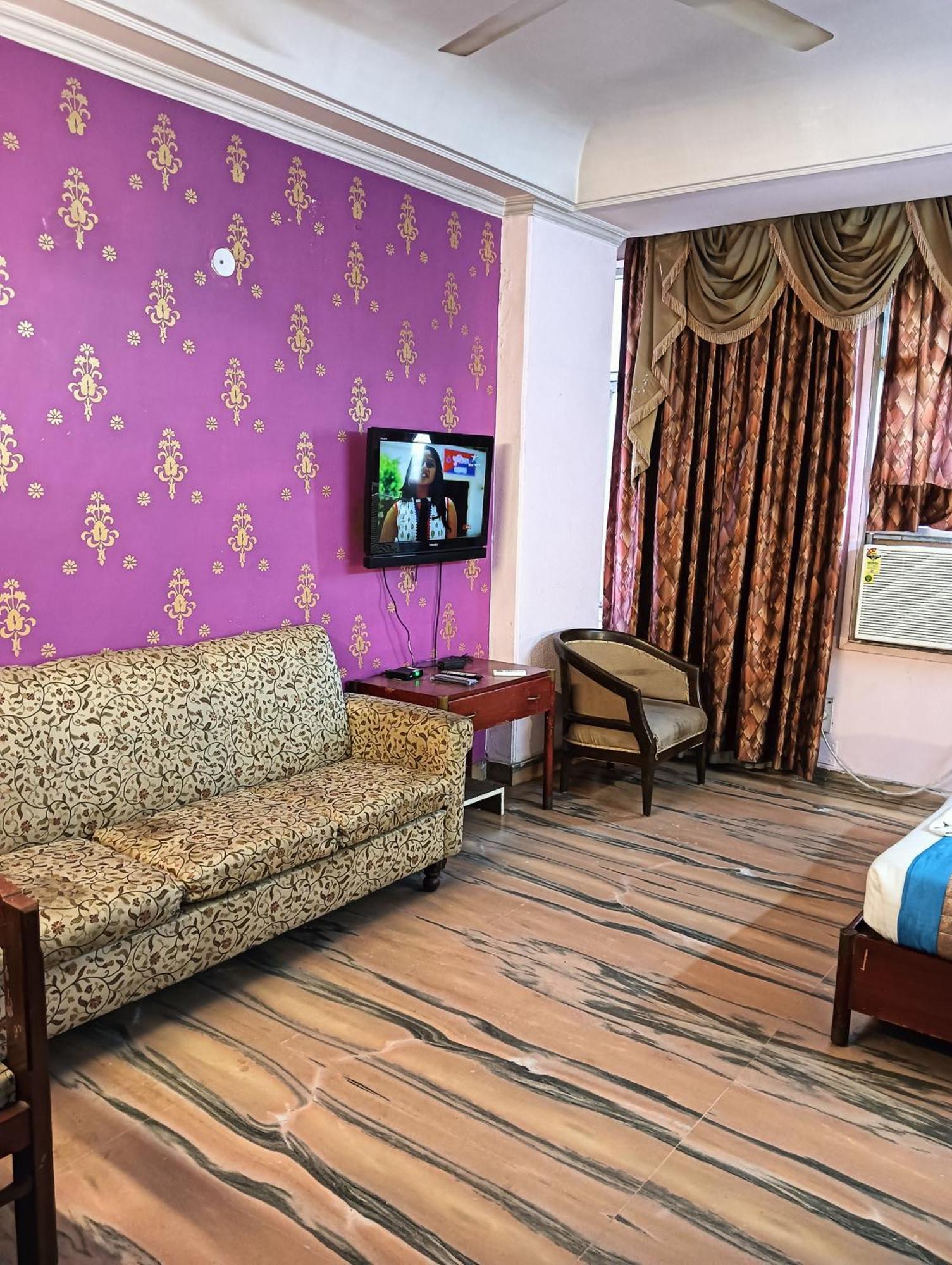 Hotel Classic Near Karol Bagh Metro 3*