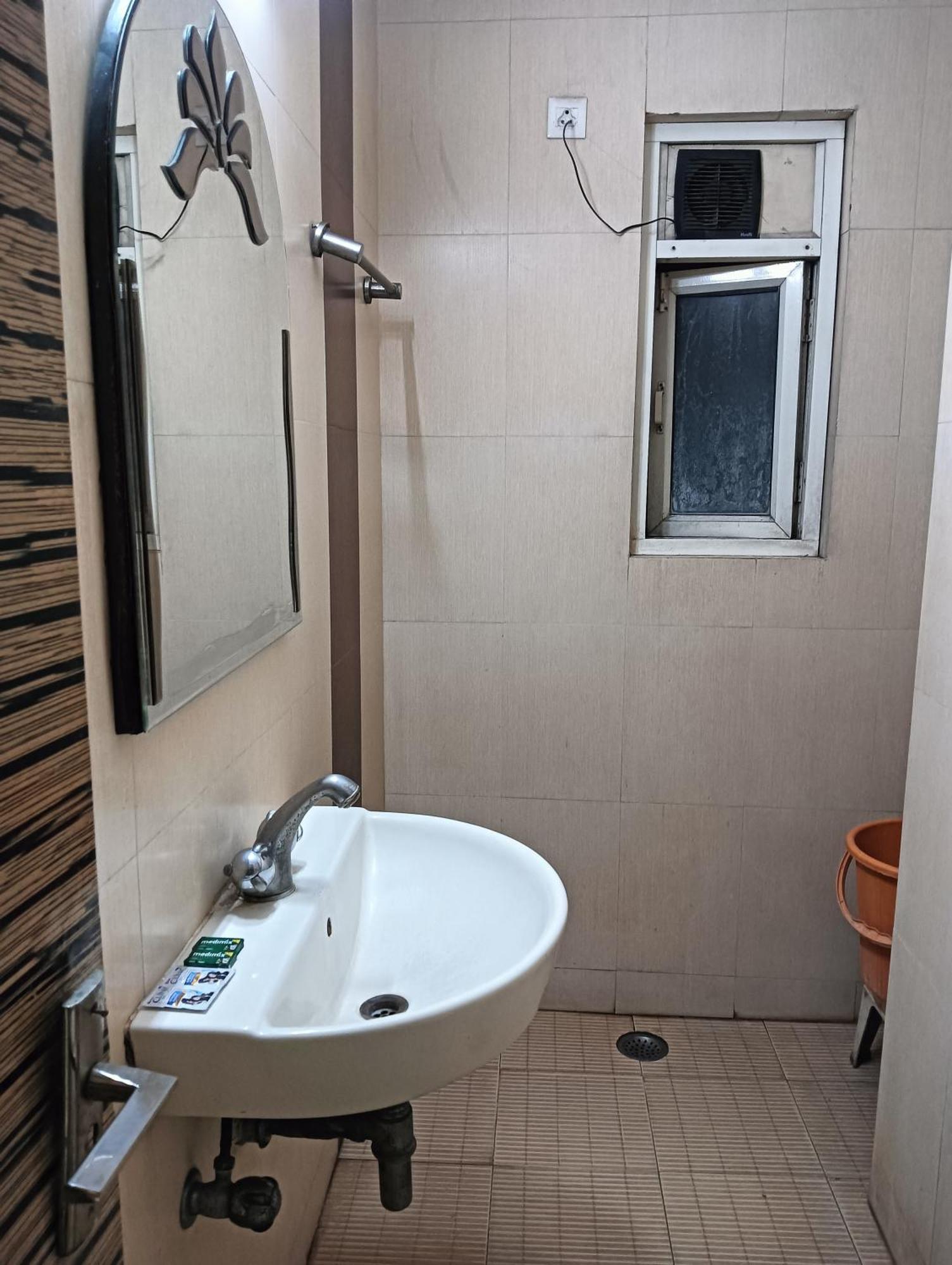 Hotel Classic Near Karol Bagh Metro Nova Deli