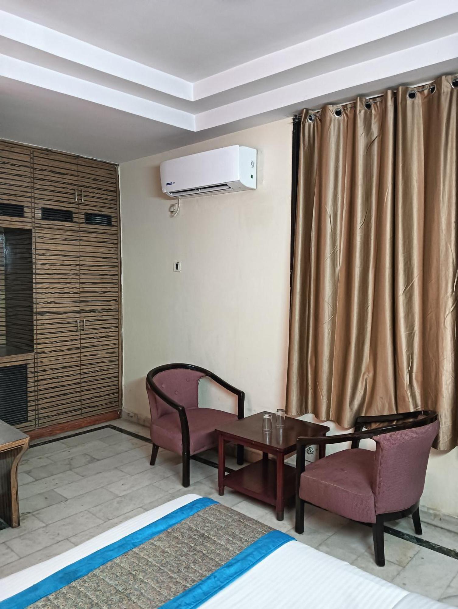 Classic Near Karol Bagh Metro Hotel