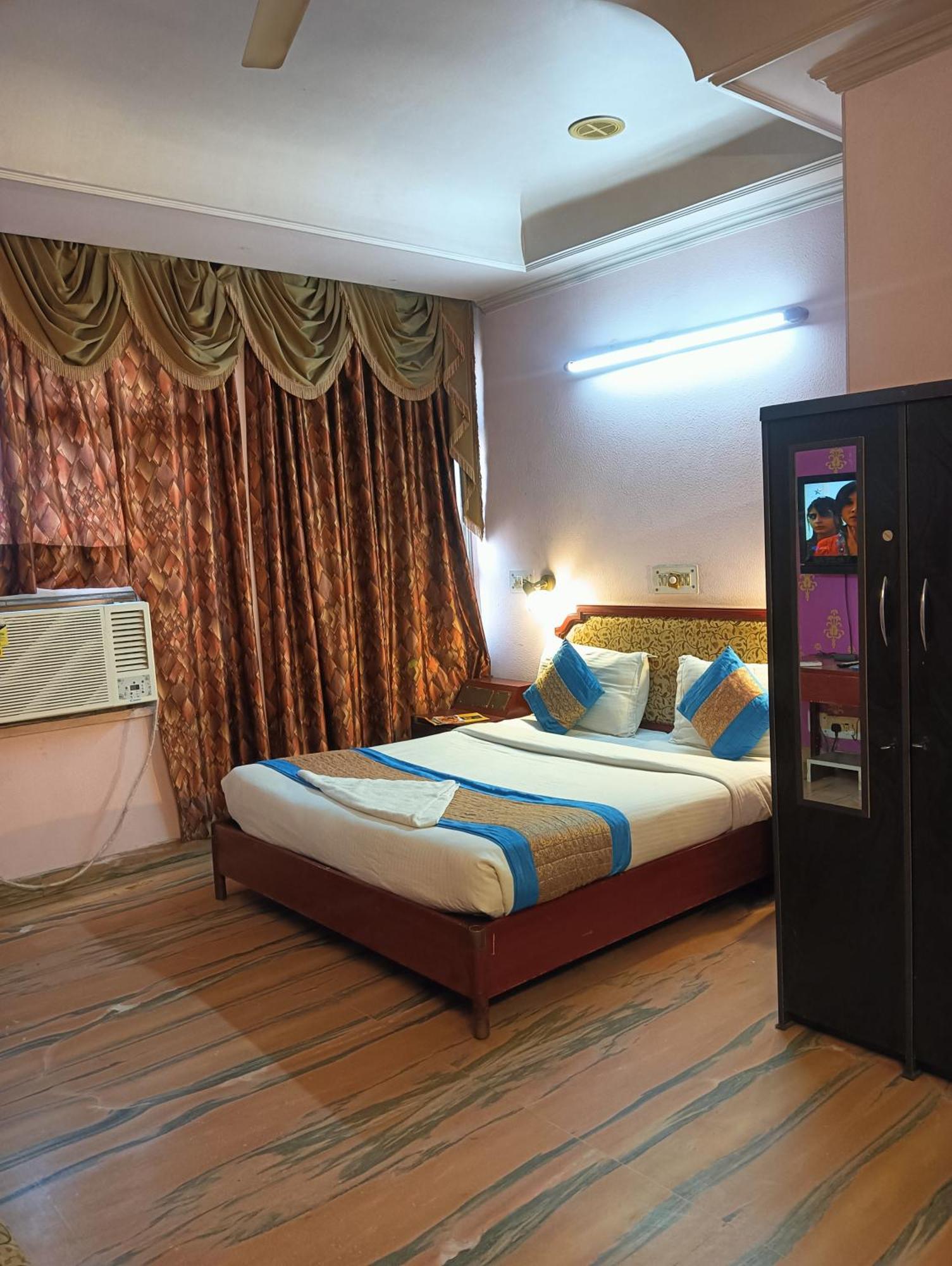Classic Near Karol Bagh Metro 3*