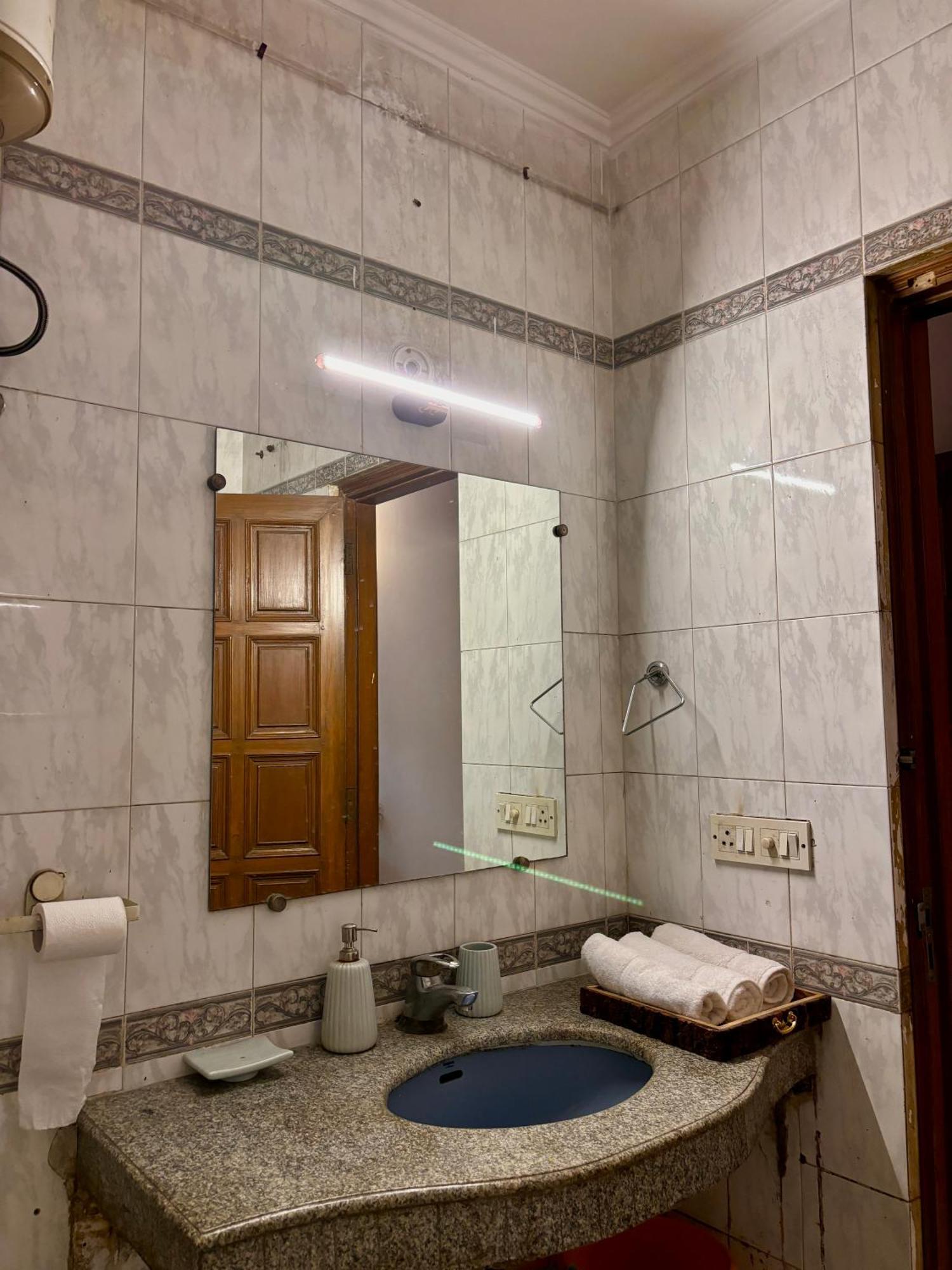 Atharva's By Goaround Homes - Nehru Enclave Metro, South Delhi Bed & Breakfast