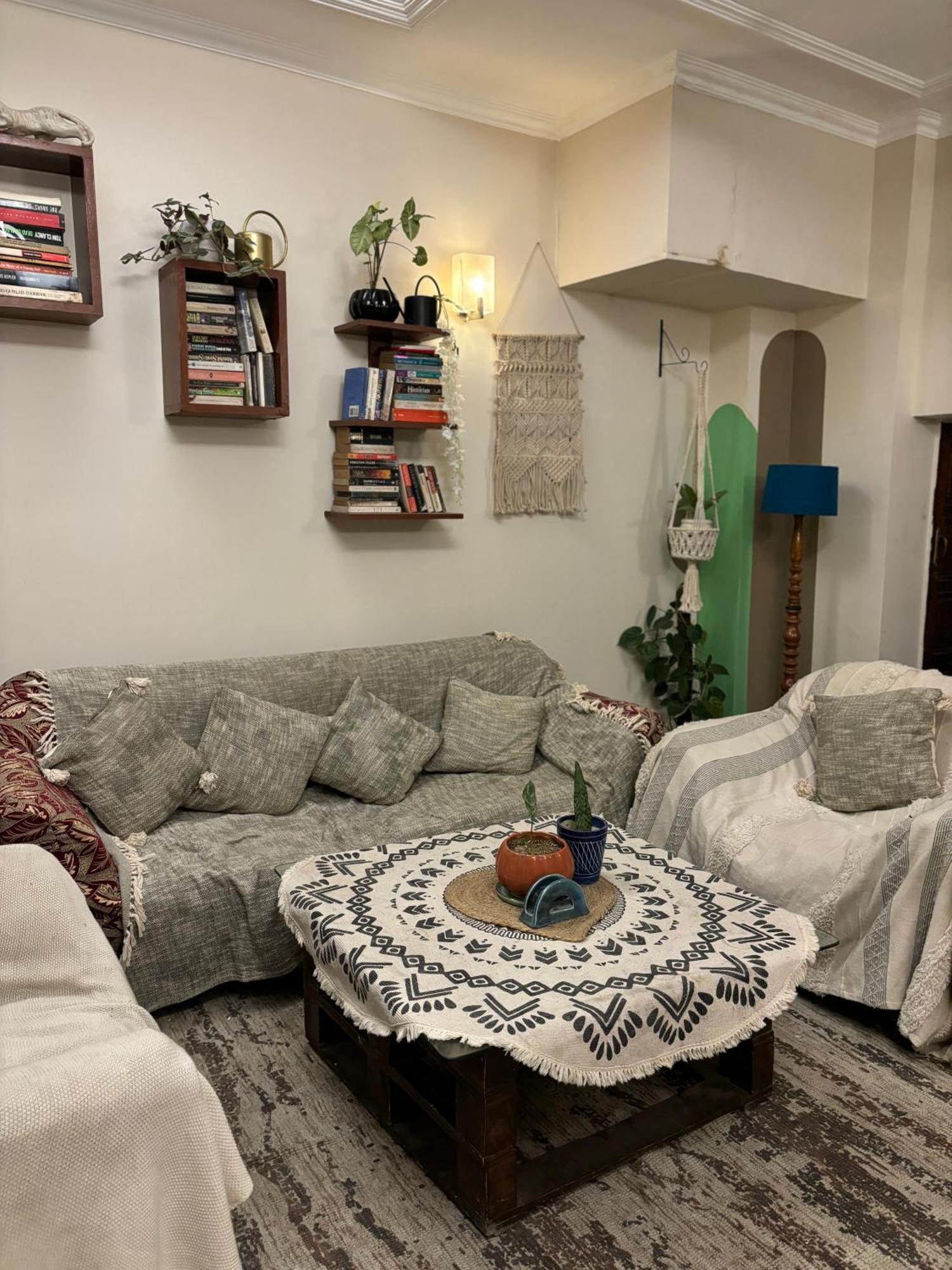 Atharva's By Goaround Homes - Nehru Enclave Metro, South Delhi Bed & Breakfast