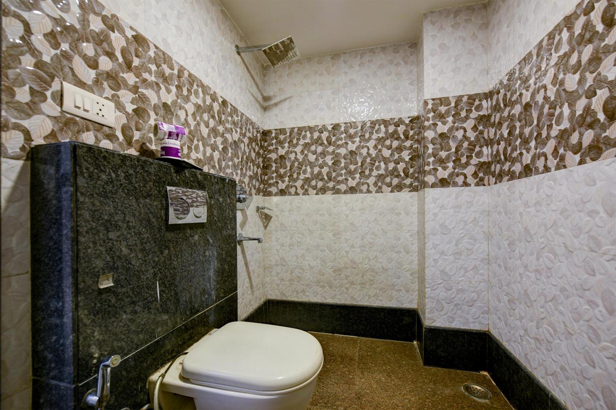 Sohana Palace Near Railway Station And Connaught Place 4*