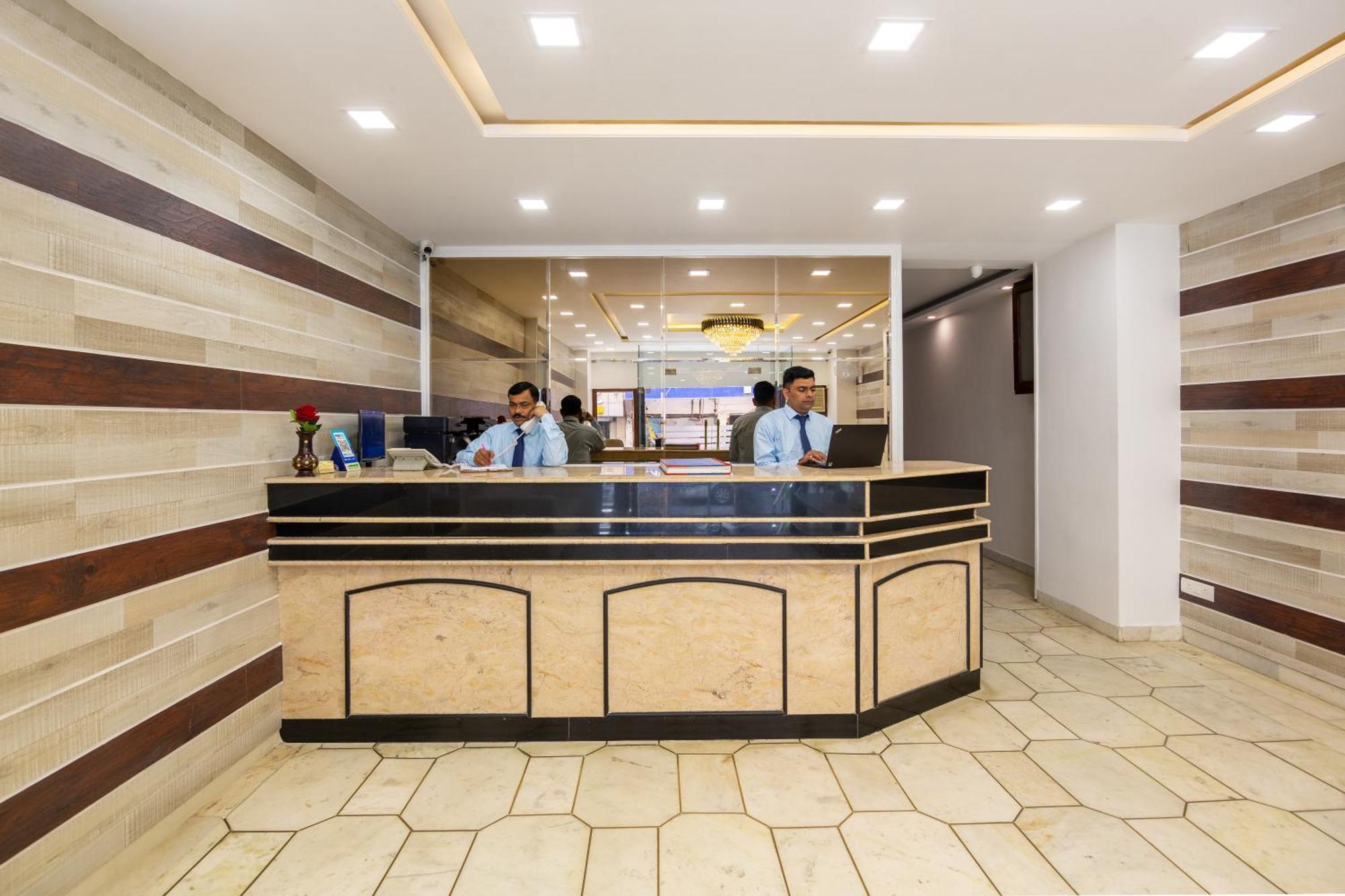 Rahul Palace By Golden Tree Near Metro Station And Ajmal Khan Market Hotel New Delhi